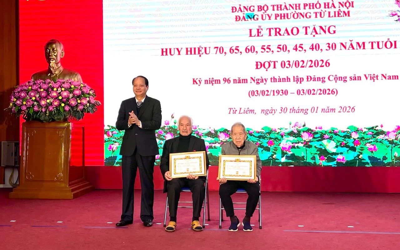 Trưởng Ban Tuyên giáo và Dân vận Thành ủy Nguyễn Doãn Toản trao Huy hiệu Đảng tặng các đảng viên lão thành