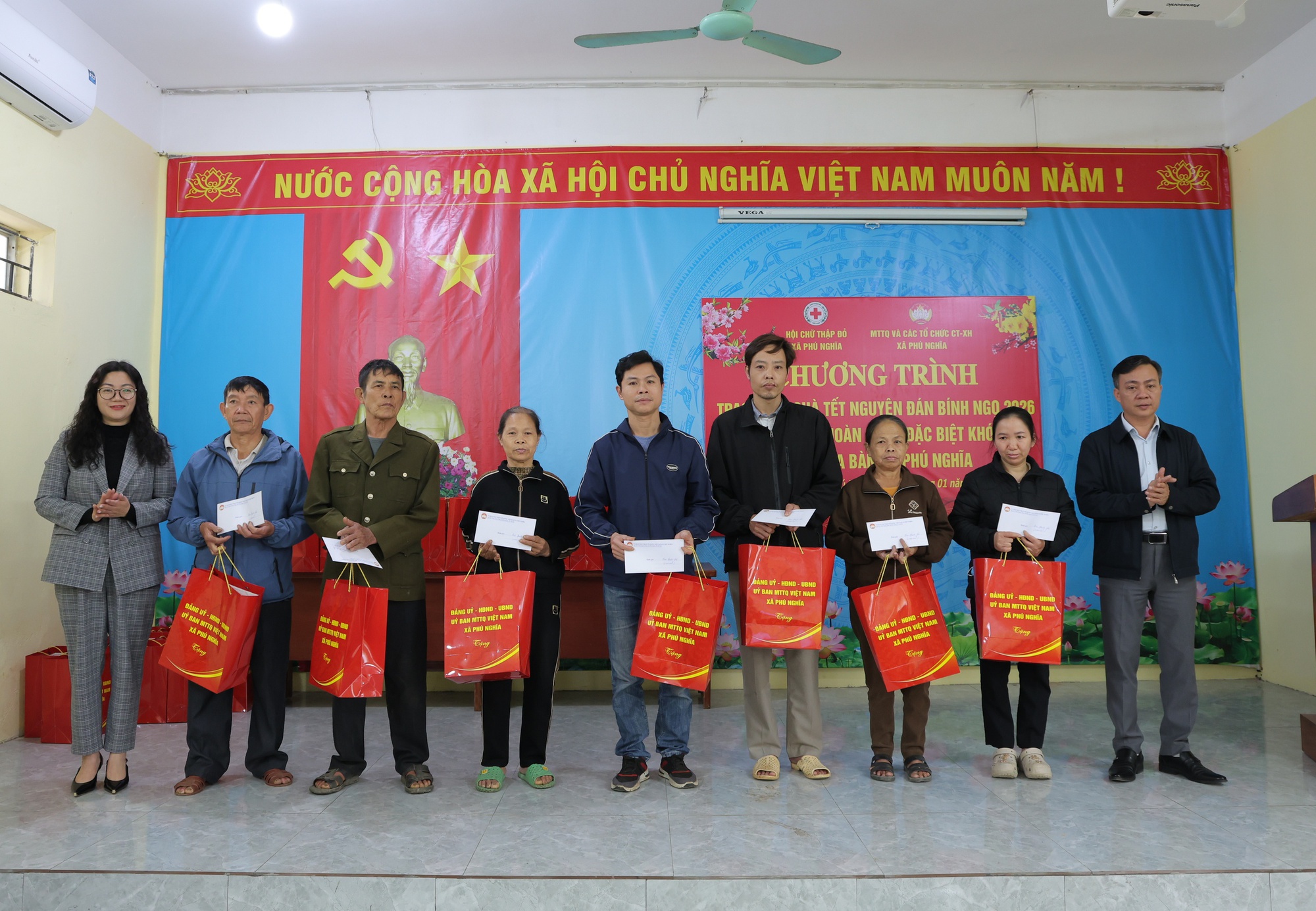 Phú Nghĩa trao tặng 480 suất quà Tết tới các hộ có hoàn cảnh khó khăn- Ảnh 1.