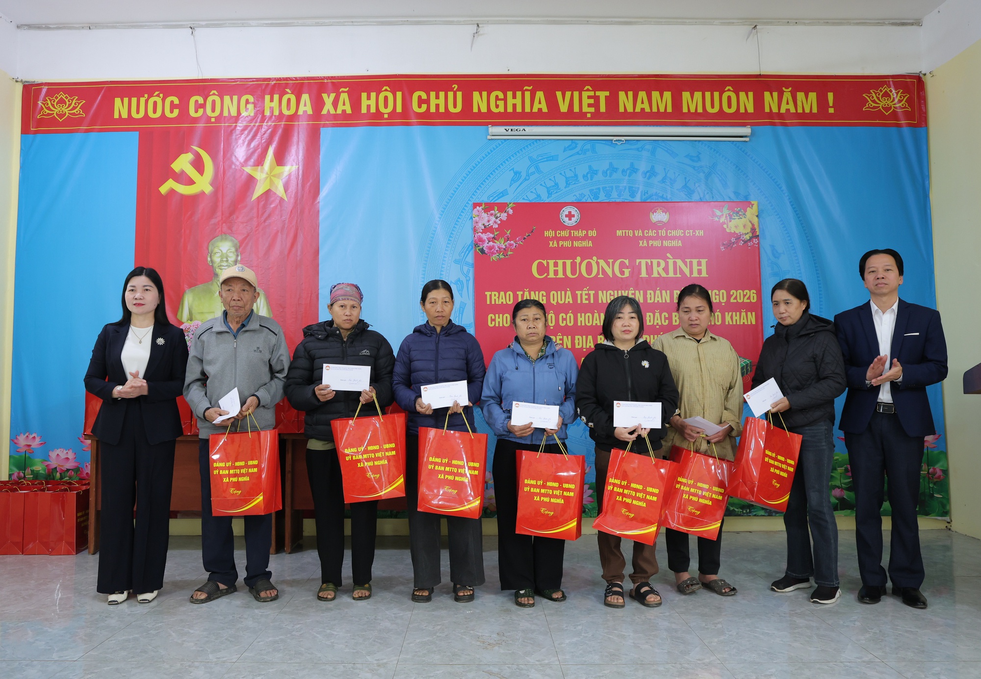 Phú Nghĩa trao tặng 480 suất quà Tết tới các hộ có hoàn cảnh khó khăn- Ảnh 2.