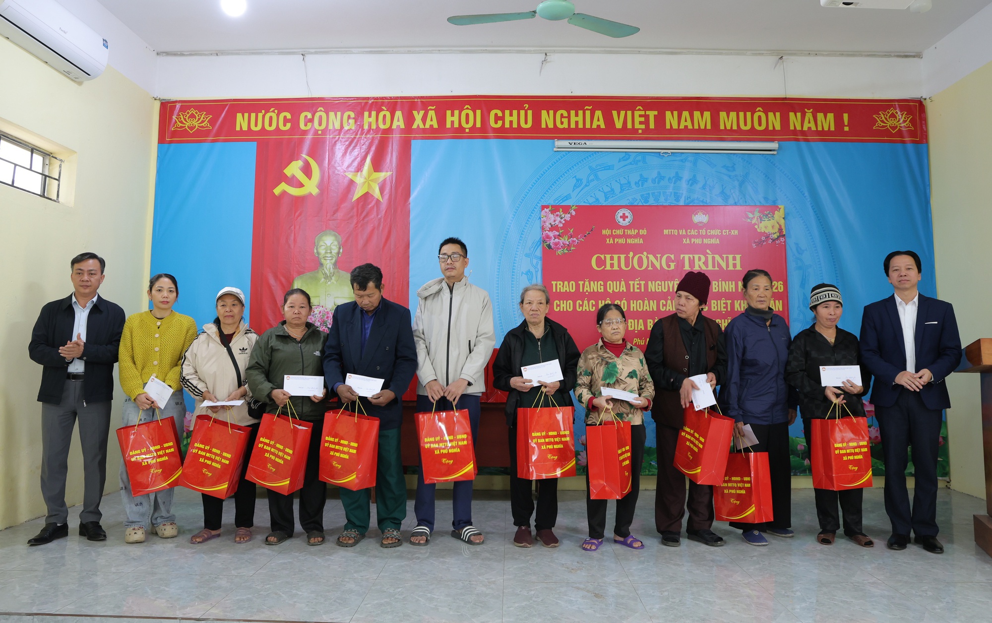 Phú Nghĩa trao tặng 480 suất quà Tết tới các hộ có hoàn cảnh khó khăn- Ảnh 3.