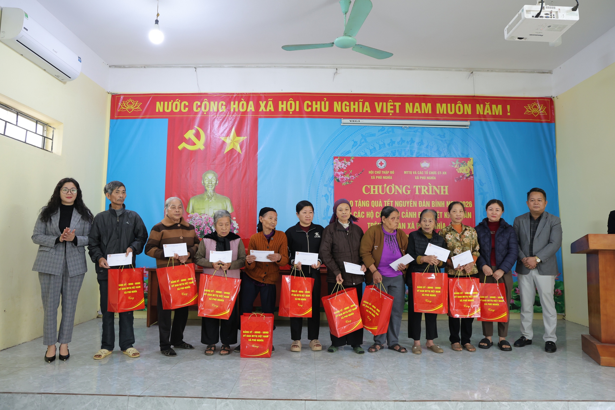 Phú Nghĩa trao tặng 480 suất quà Tết tới các hộ có hoàn cảnh khó khăn- Ảnh 4.