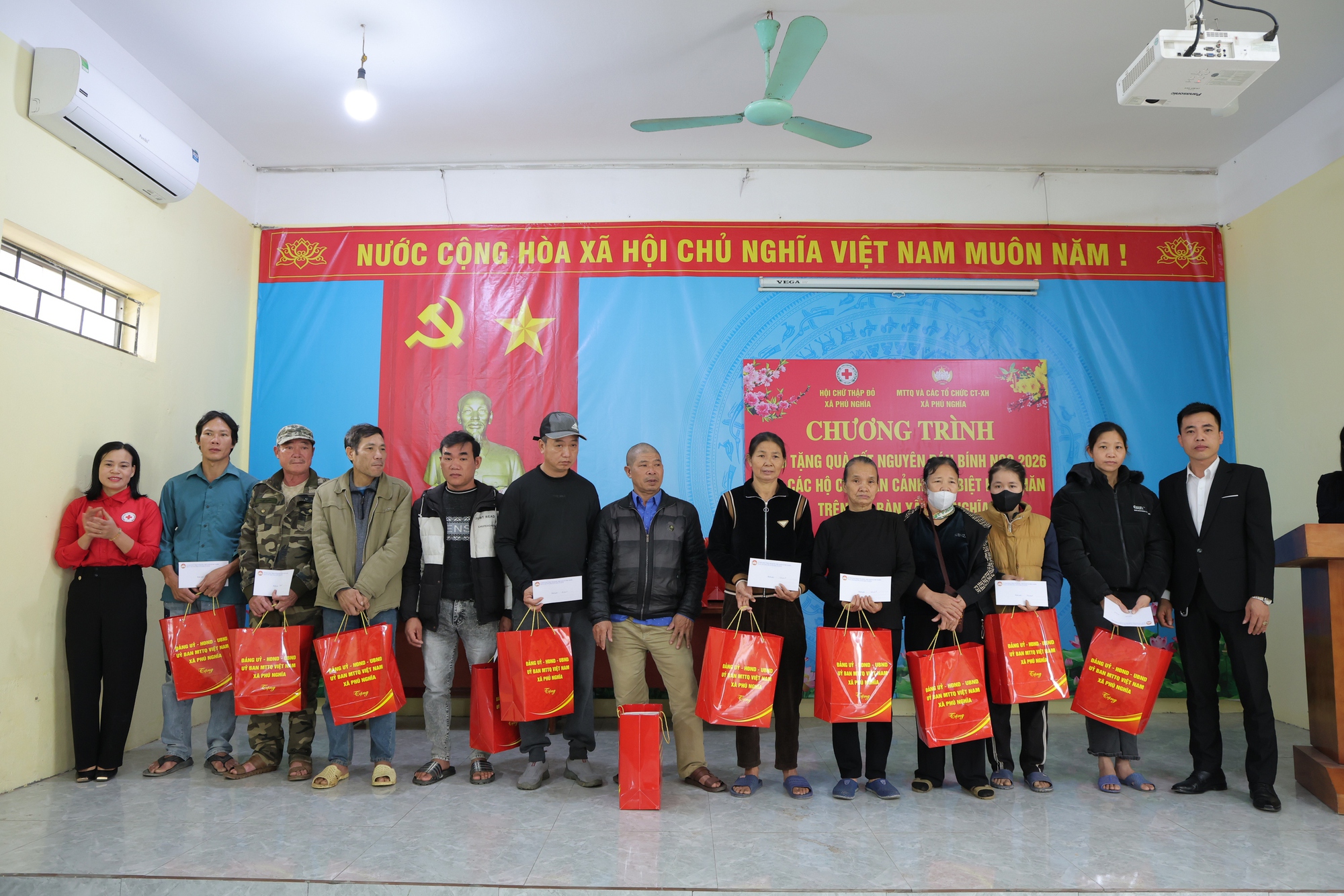 Phú Nghĩa trao tặng 480 suất quà Tết tới các hộ có hoàn cảnh khó khăn- Ảnh 5.