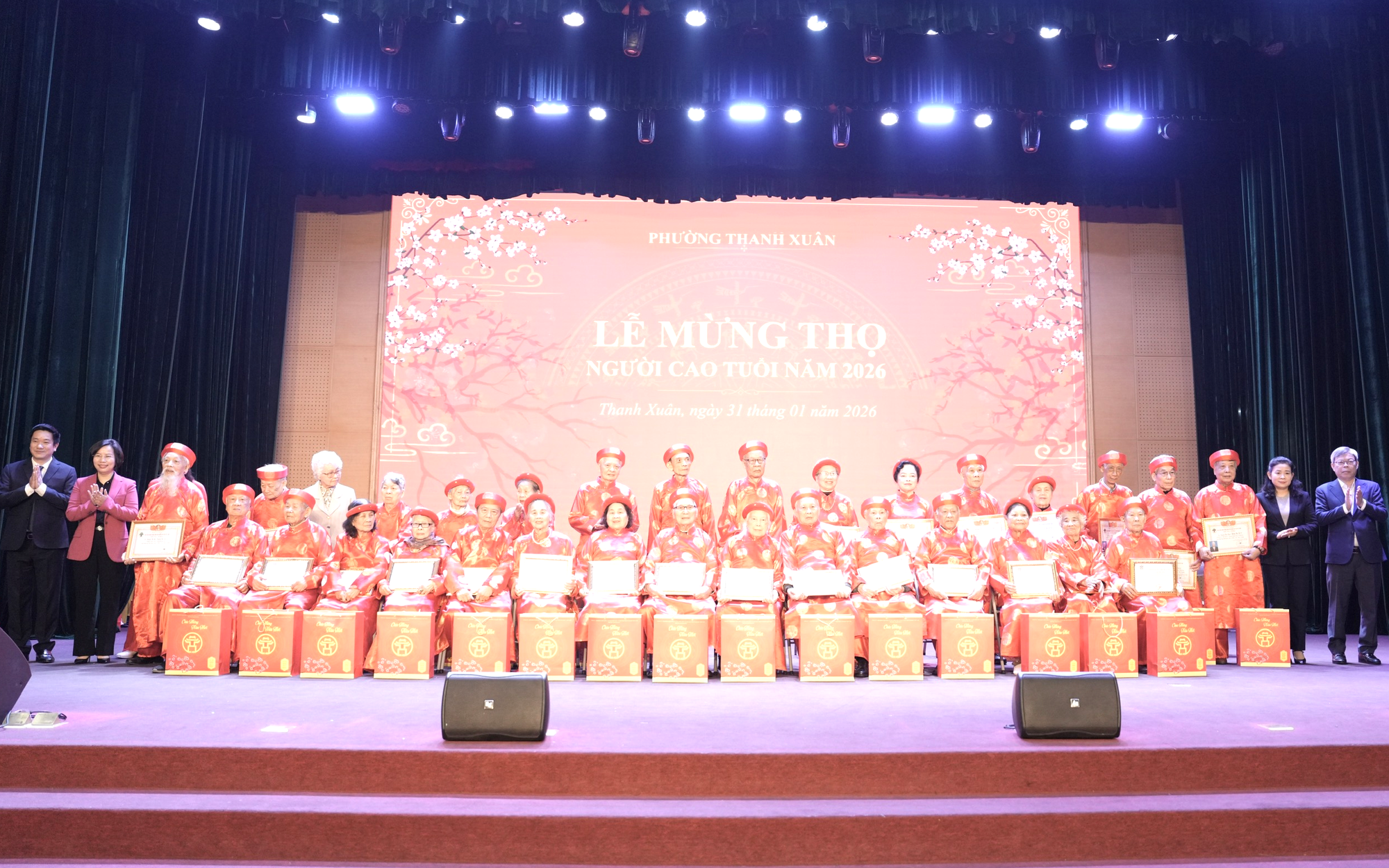 Lãnh đạo Ủy ban MTTQ Việt Nam thành phố Hà Nội và lãnh đạo phường Thanh Xuân tặng quà mừng thọ Người cao tuổi.