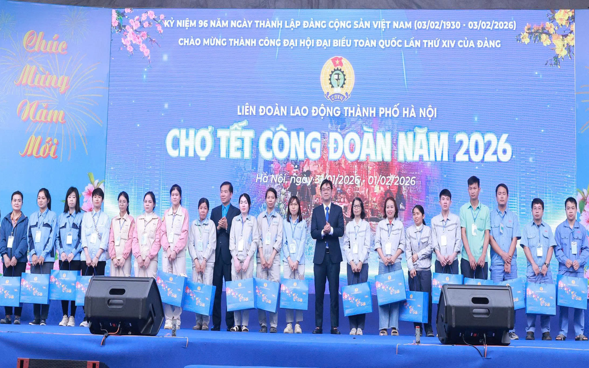 Trao hỗ trợ công nhân lao động có hoàn cảnh khó khăn.