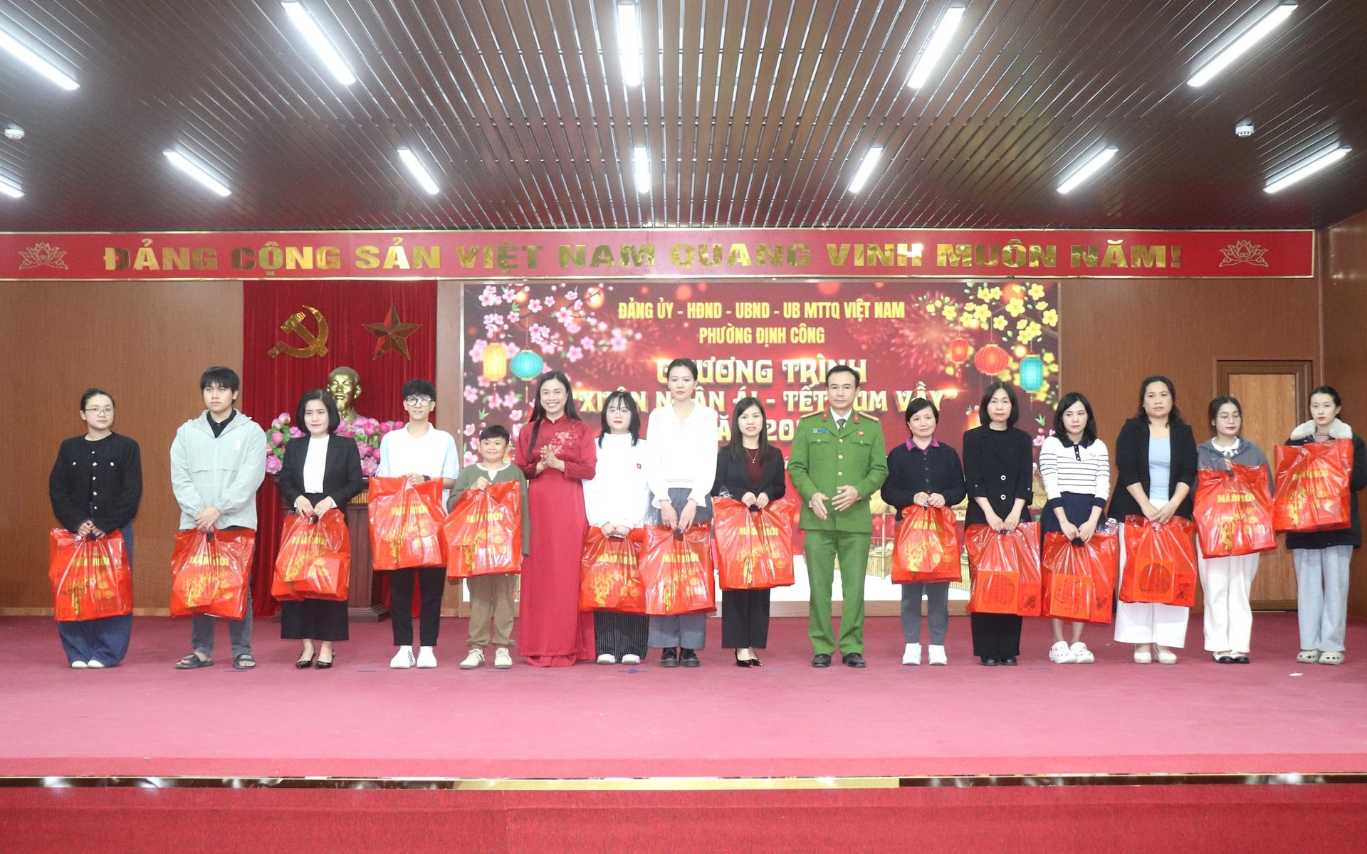 Phó Chủ tịch UBND phường Định Công Nguyễn Thị Thu Hương trao tặng quà Tết cho các hộ gia đình có hoàn cảnh khó khăn