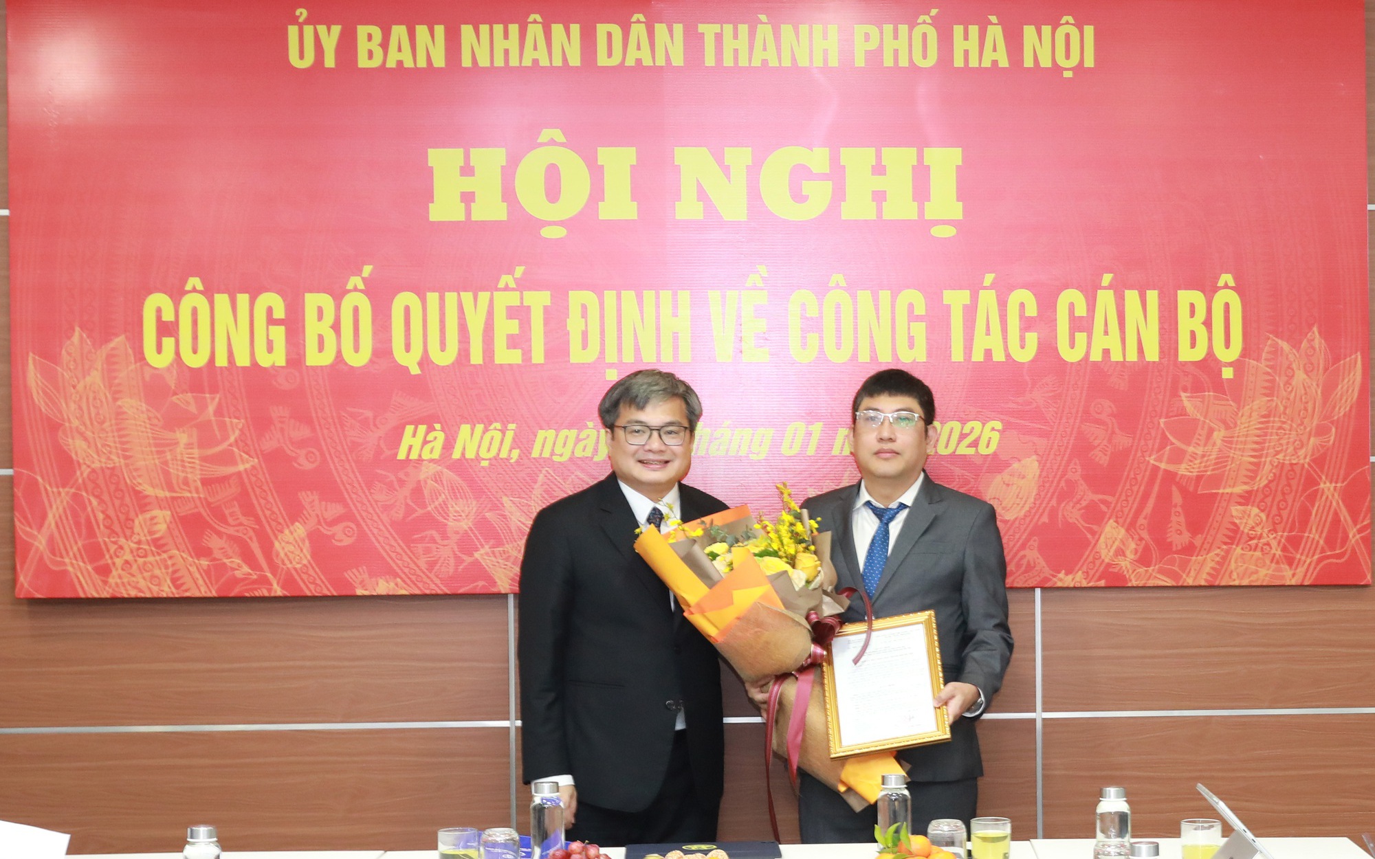 Phó Chủ tịch UBND Thành phố Trương Việt Dũng trao Quyết định cho đồng chí Phạm Tiến Luật