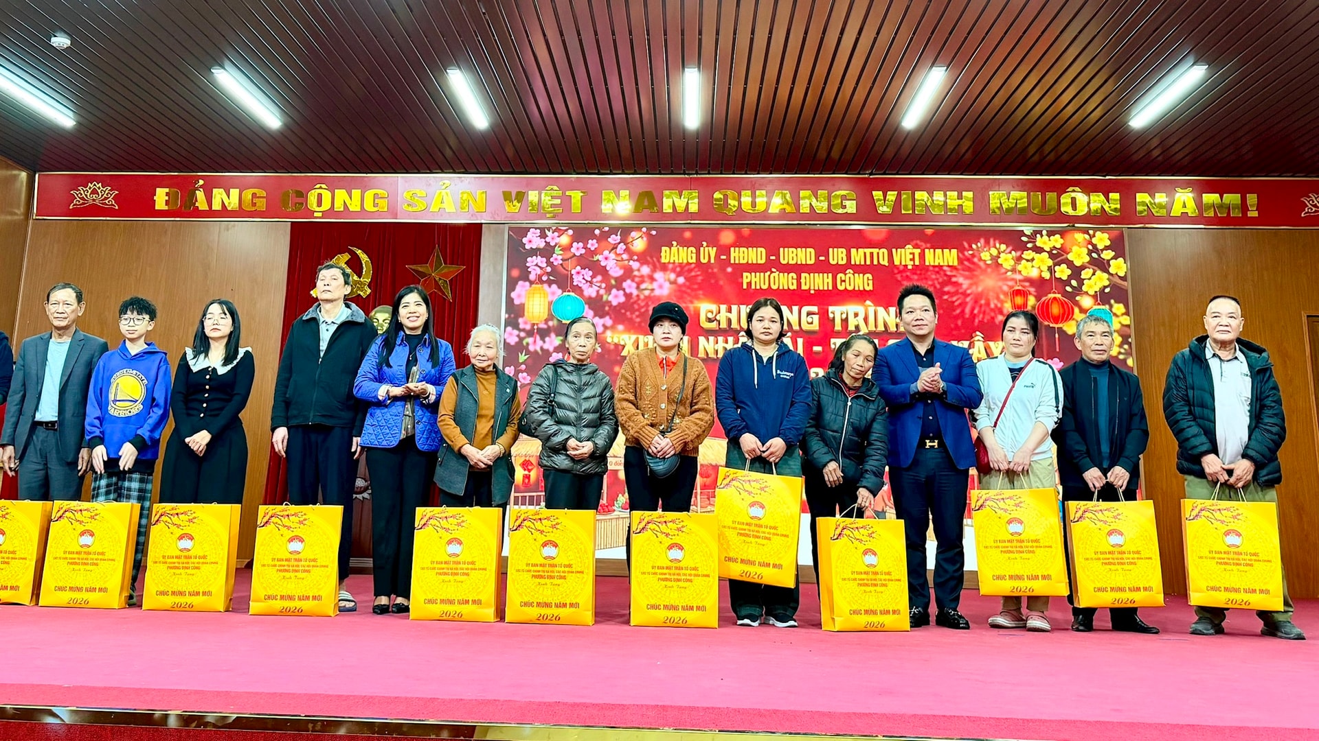 Phường Định Công: Mang " Xuân nhân ái - Tết sum vầy” đến các hộ có hoàn cảnh khó khăn- Ảnh 2.