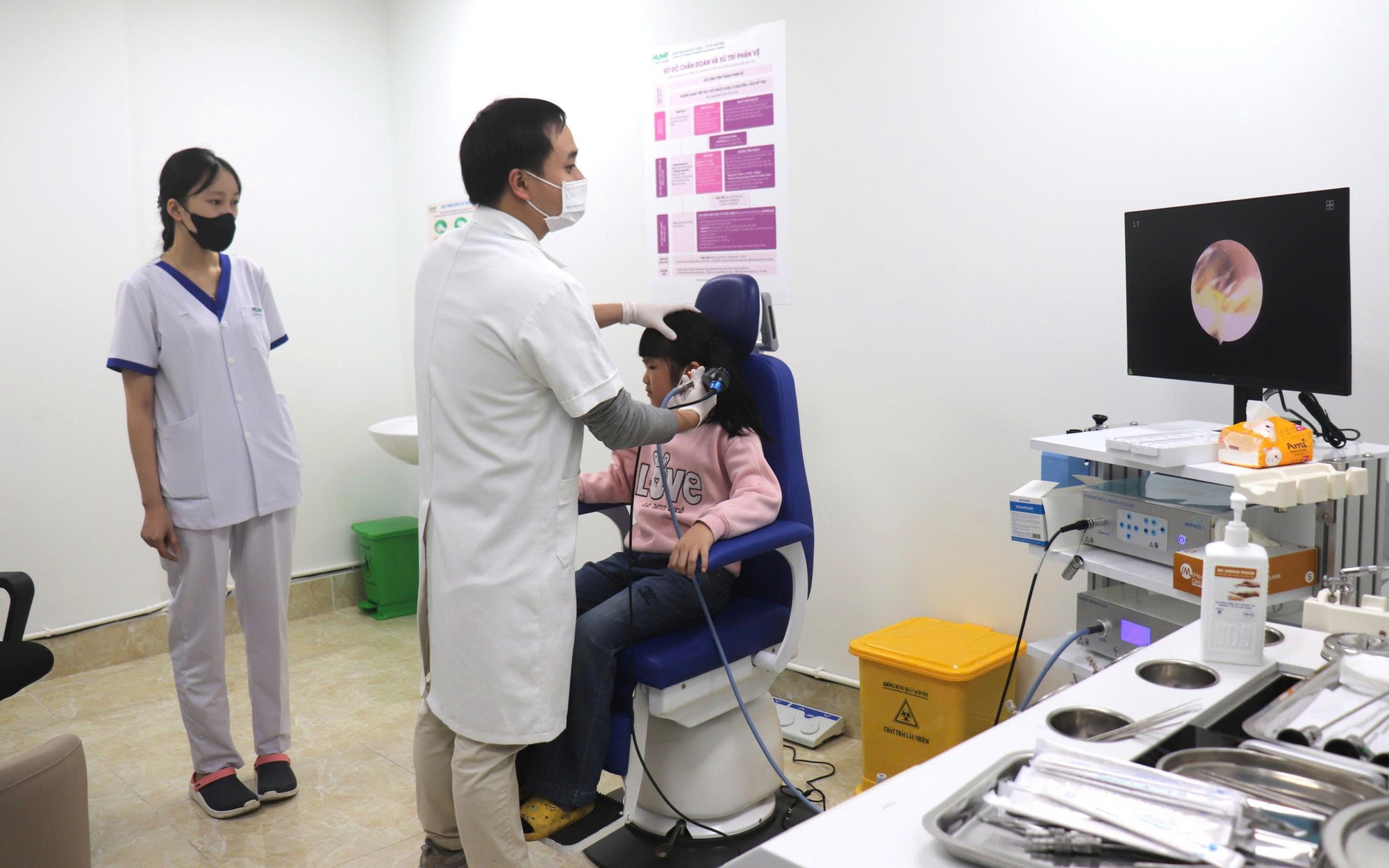 Bác sĩ khám bệnh tai mũi họng cho các em học sinh 