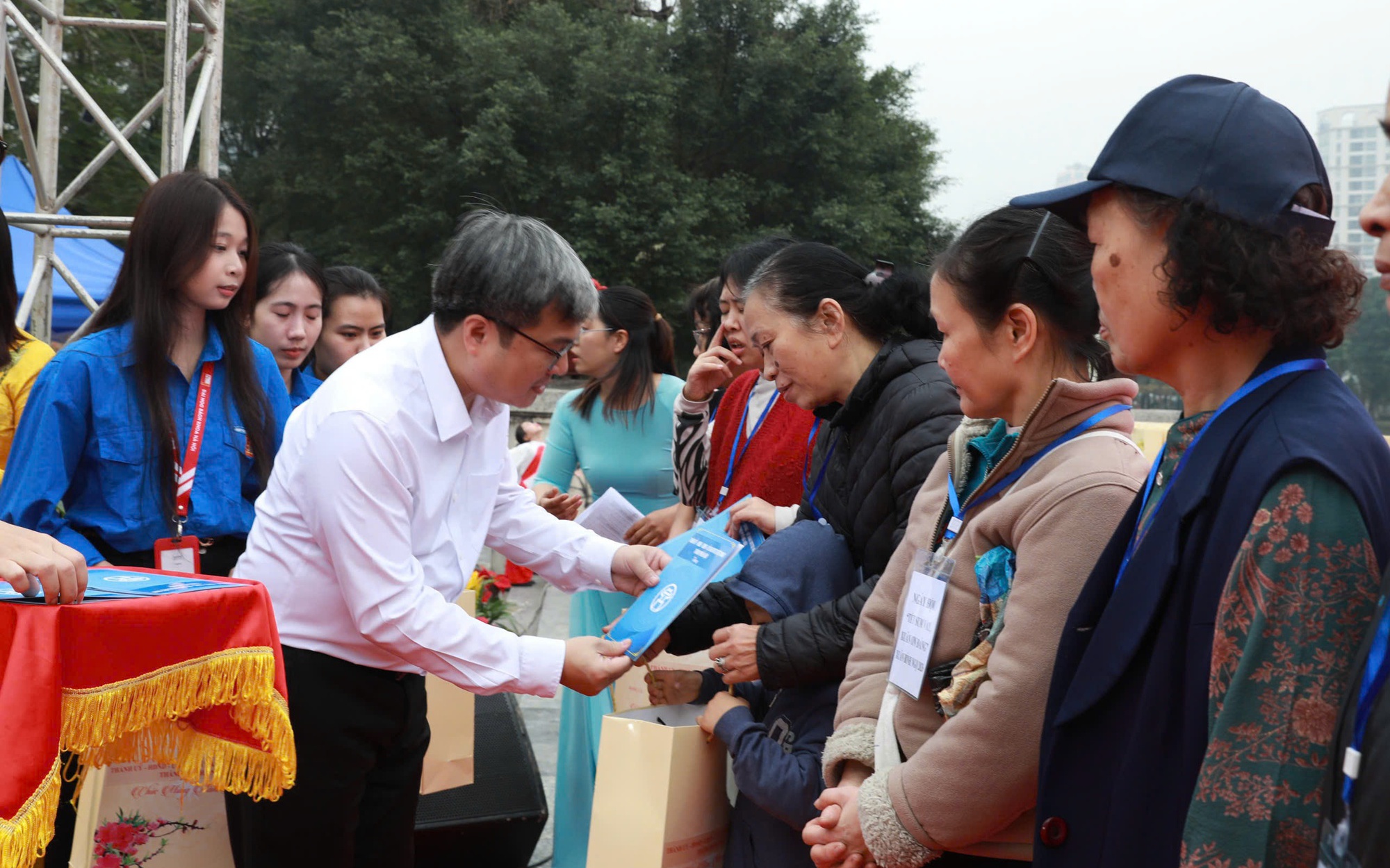 Phó Chủ tịch UBND Thành phố Trương Việt Dũng trao quà tặng các hộ có hoàn cảnh khó khăn trên địa bàn