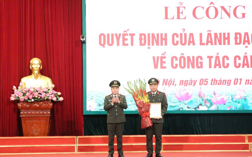 Trung tướng Nguyễn Thanh Tùng, Giám đốc Công an Thành phố trao Quyết định và tặng hoa chúc mừng Đại tá Nguyễn Tiến Đạt