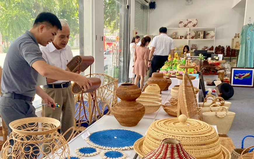 Sản phẩm làng nghề luôn thu hút khách tham quan