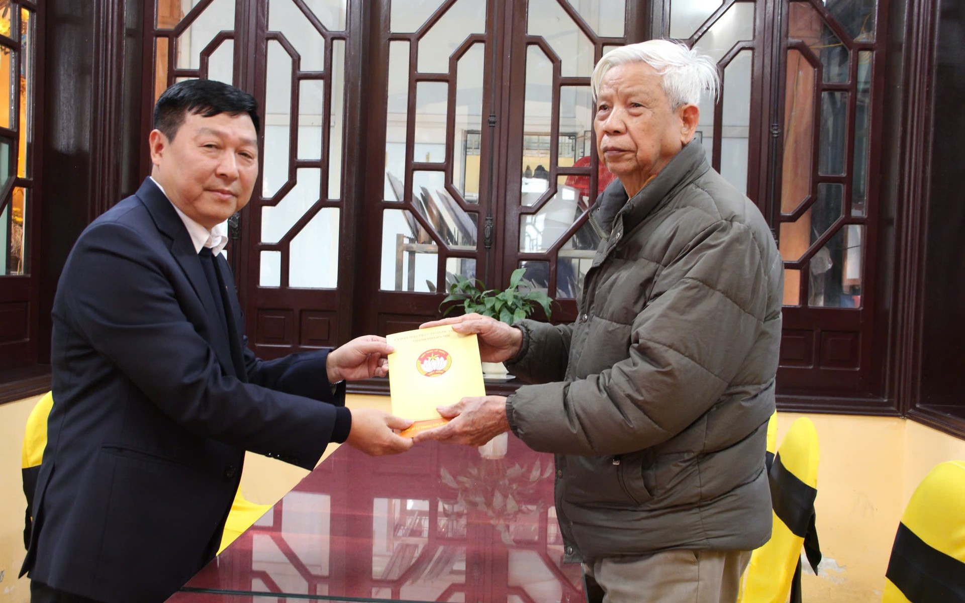 Phó Chủ tịch Thường trực Ủy ban MTTQ Việt Nam Thành phố Phạm Anh Tuấn trao hỗ trợ từ Quỹ cứu trợ Thành phố cho gia đình nạn nhân.