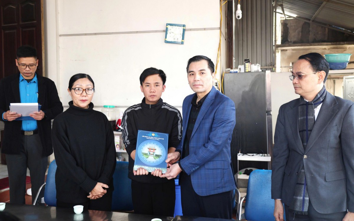 Phó Chủ tịch Thường trực LĐLĐ thành phố Hà Nội Lê Đình Hùng trao 10 triệu đồng của LĐLĐ thành phố Hà Nội hỗ trợ gia đình đoàn viên.