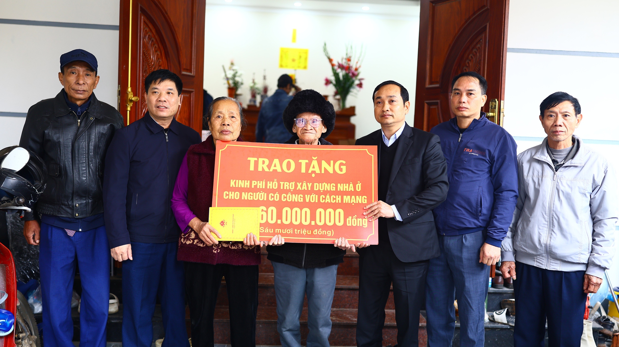 Thúc đẩy cải cách hành chính vì người dân, UBND xã Thạch Thất kịp thời trao kinh phí hỗ trợ người có công với Cách mạng- Ảnh 2.