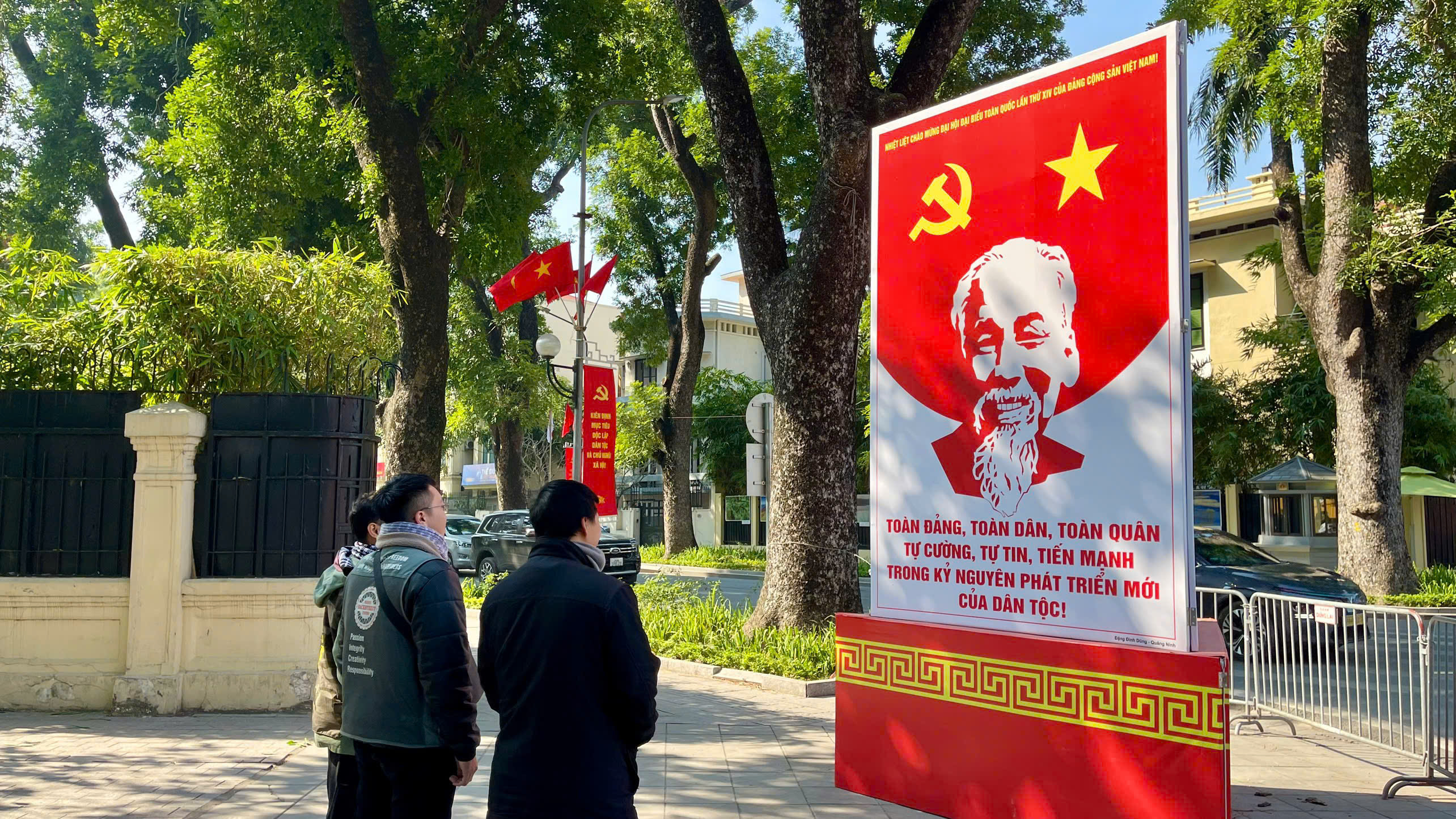 Hà Nội rực rỡ cờ hoa chào mừng Đại hội XIV của Đảng- Ảnh 6.