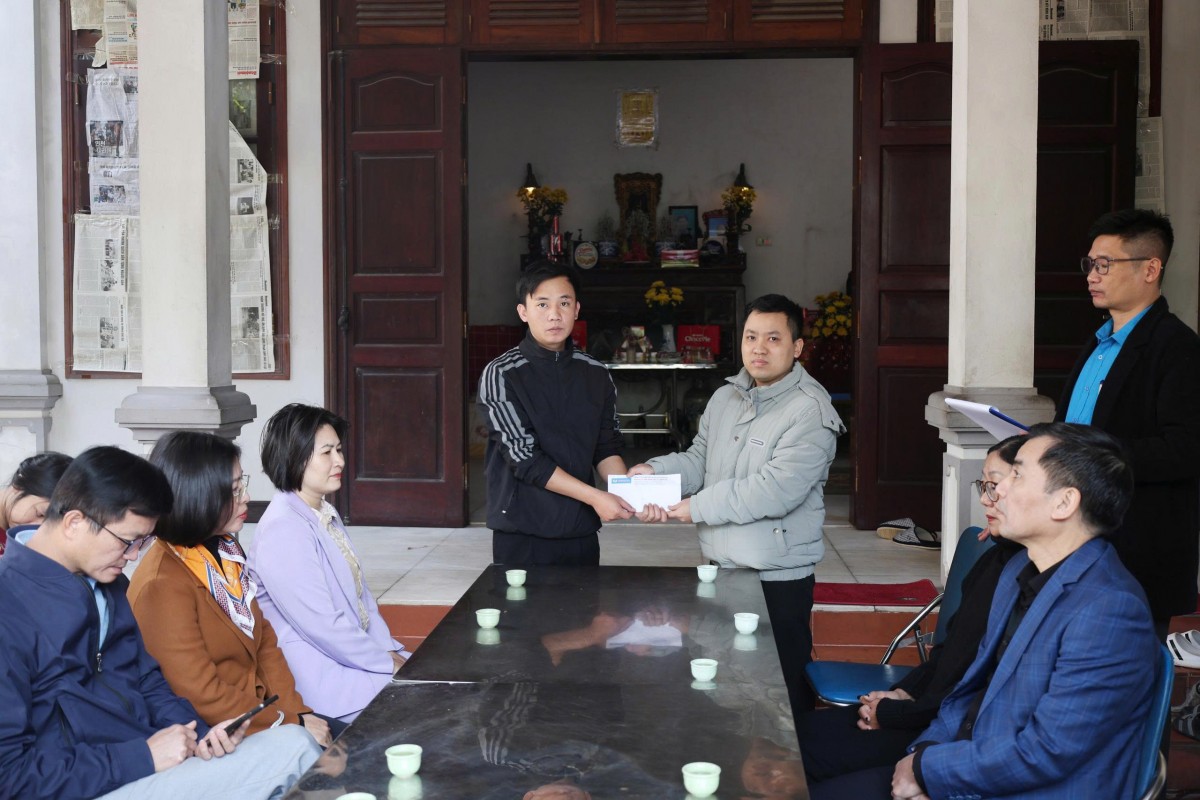 Lãnh đạo Liên đoàn Lao động Thành phố thăm hỏi đoàn viên có hoàn cảnh đặc biệt khó khăn- Ảnh 2.