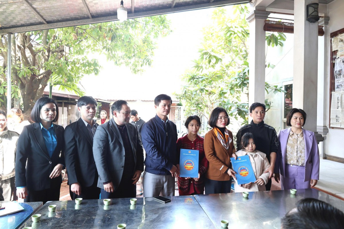 Lãnh đạo Liên đoàn Lao động Thành phố thăm hỏi đoàn viên có hoàn cảnh đặc biệt khó khăn- Ảnh 1.