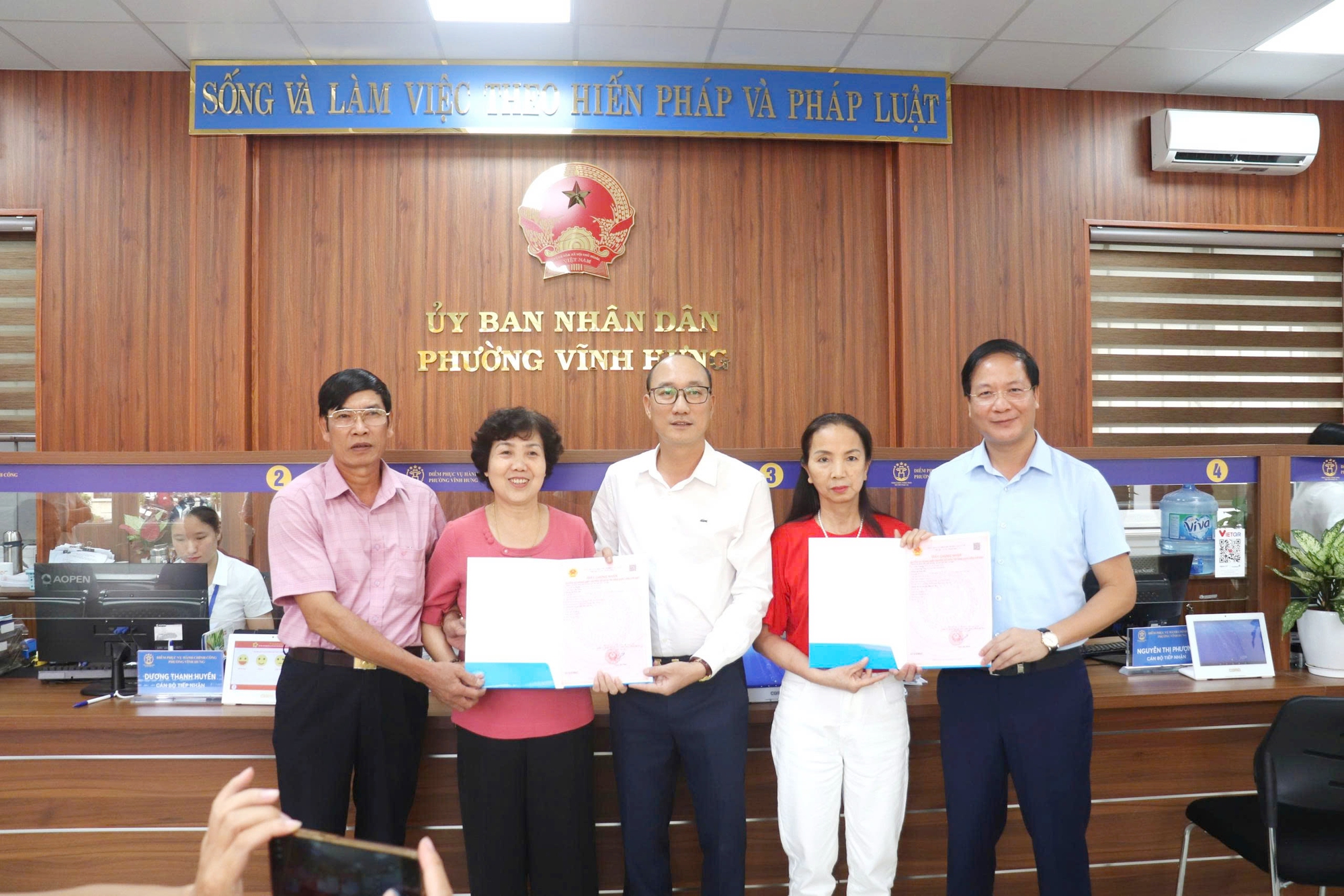 PHƯỜNG VĨNH HƯNG THÀNH PHỐ HÀ NỘI TRAO GIẤY CHỨNG NHẬN QUYỀN SỬ DỤNG ĐẤT 