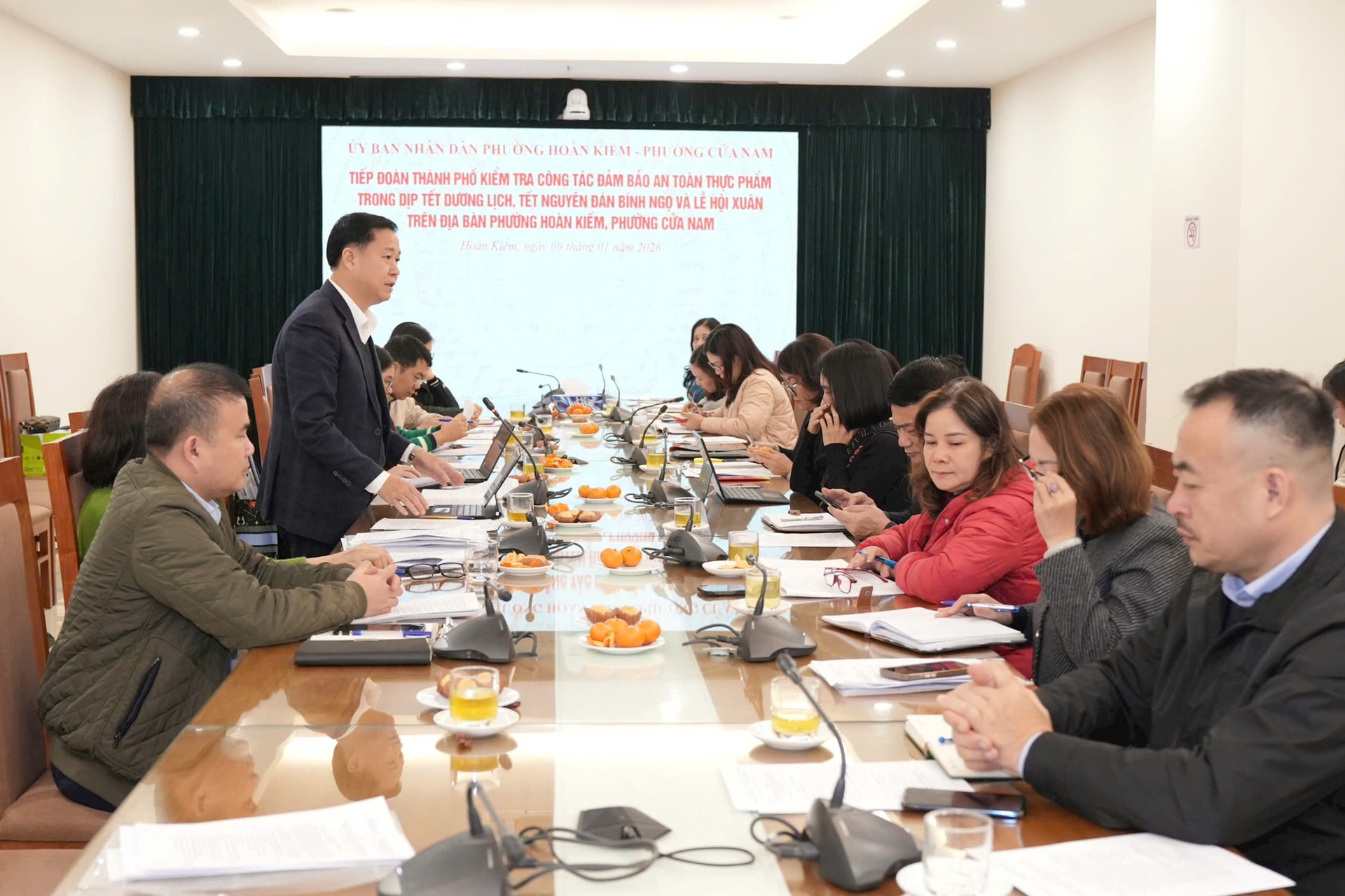 Kiểm tra công tác an toàn thực phẩm dịp Tết tại các phường Cửa Nam và Hoàn Kiếm- Ảnh 1.