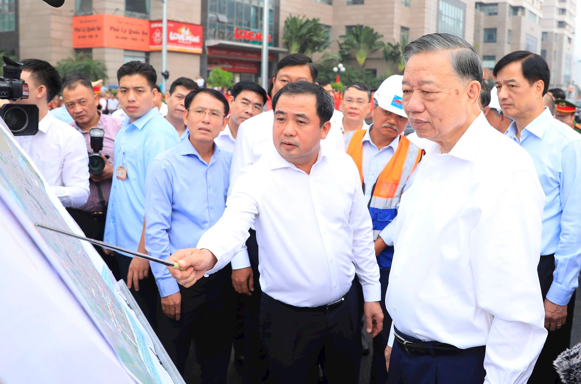 Tổng Bí thư, Chủ tịch nước Tô Lâm kiểm tra tiến độ thi công một số công trình, dự án trọng điểm của Thủ đô- Ảnh 3. Tổng Bí thư, Chủ tịch nước Tô Lâm kiểm tra tiến độ thi công một số công trình, dự án trọng điểm của Thủ đô- Ảnh 3.