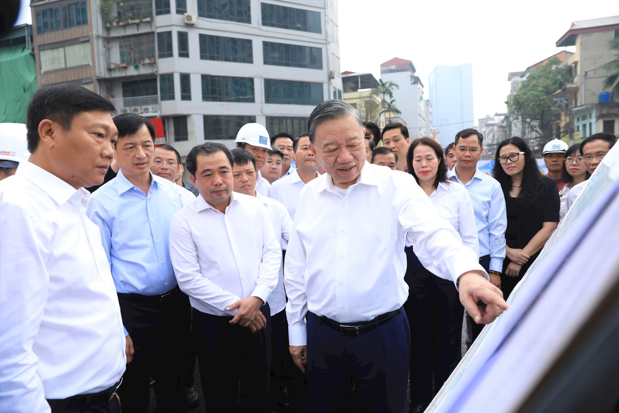 Tổng Bí thư, Chủ tịch nước Tô Lâm kiểm tra tiến độ thi công một số công trình, dự án trọng điểm của Thủ đô- Ảnh 4. Tổng Bí thư, Chủ tịch nước Tô Lâm kiểm tra tiến độ thi công một số công trình, dự án trọng điểm của Thủ đô- Ảnh 4.