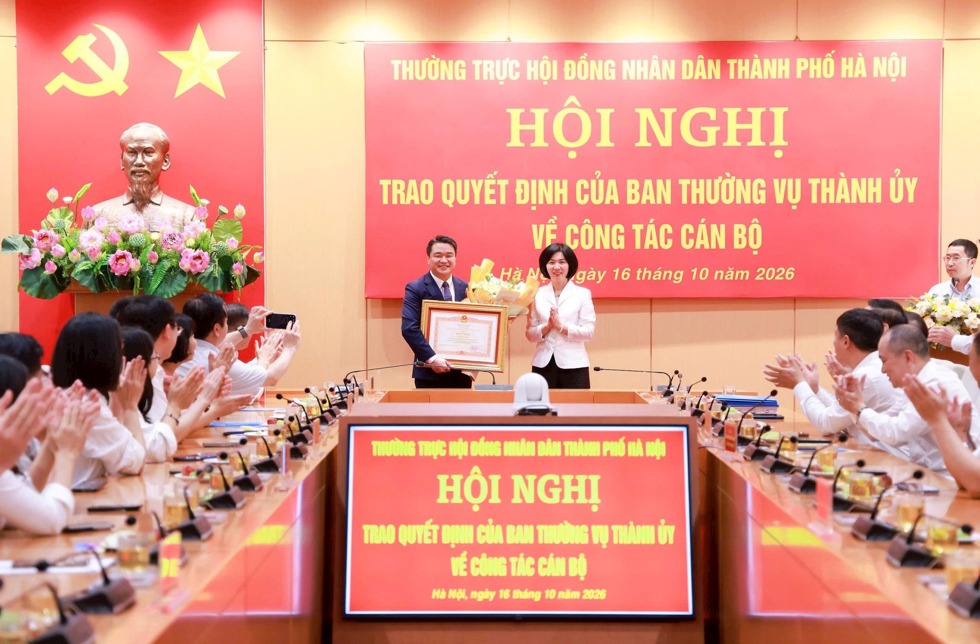 Thường trực HĐND Thành phố trao quyết định của Ban Thường vụ Thành ủy về công tác cán bộ- Ảnh 3.