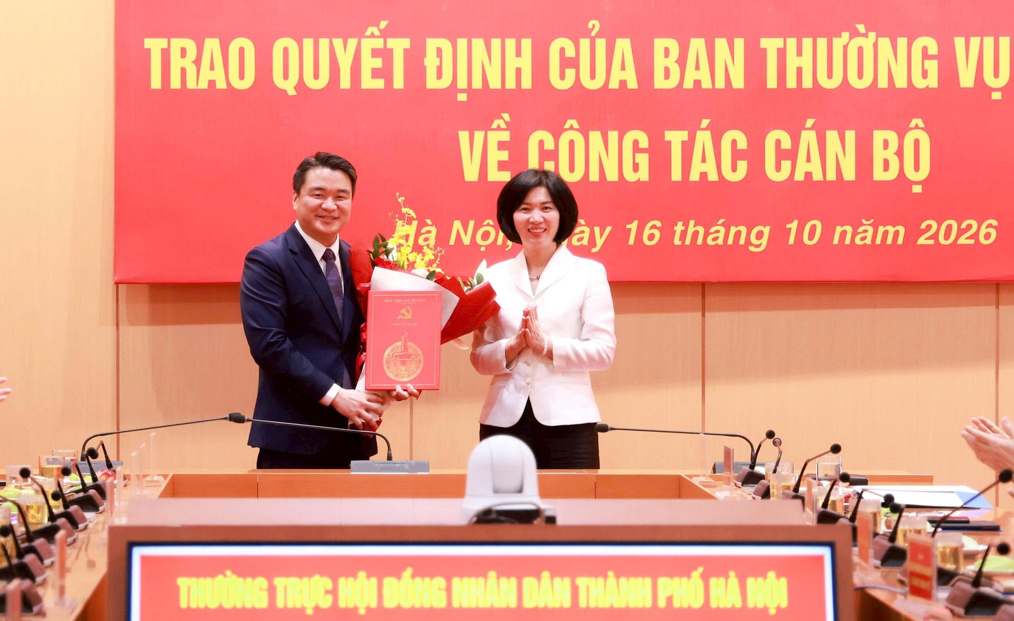 Thường trực HĐND Thành phố trao quyết định của Ban Thường vụ Thành ủy về công tác cán bộ- Ảnh 1.