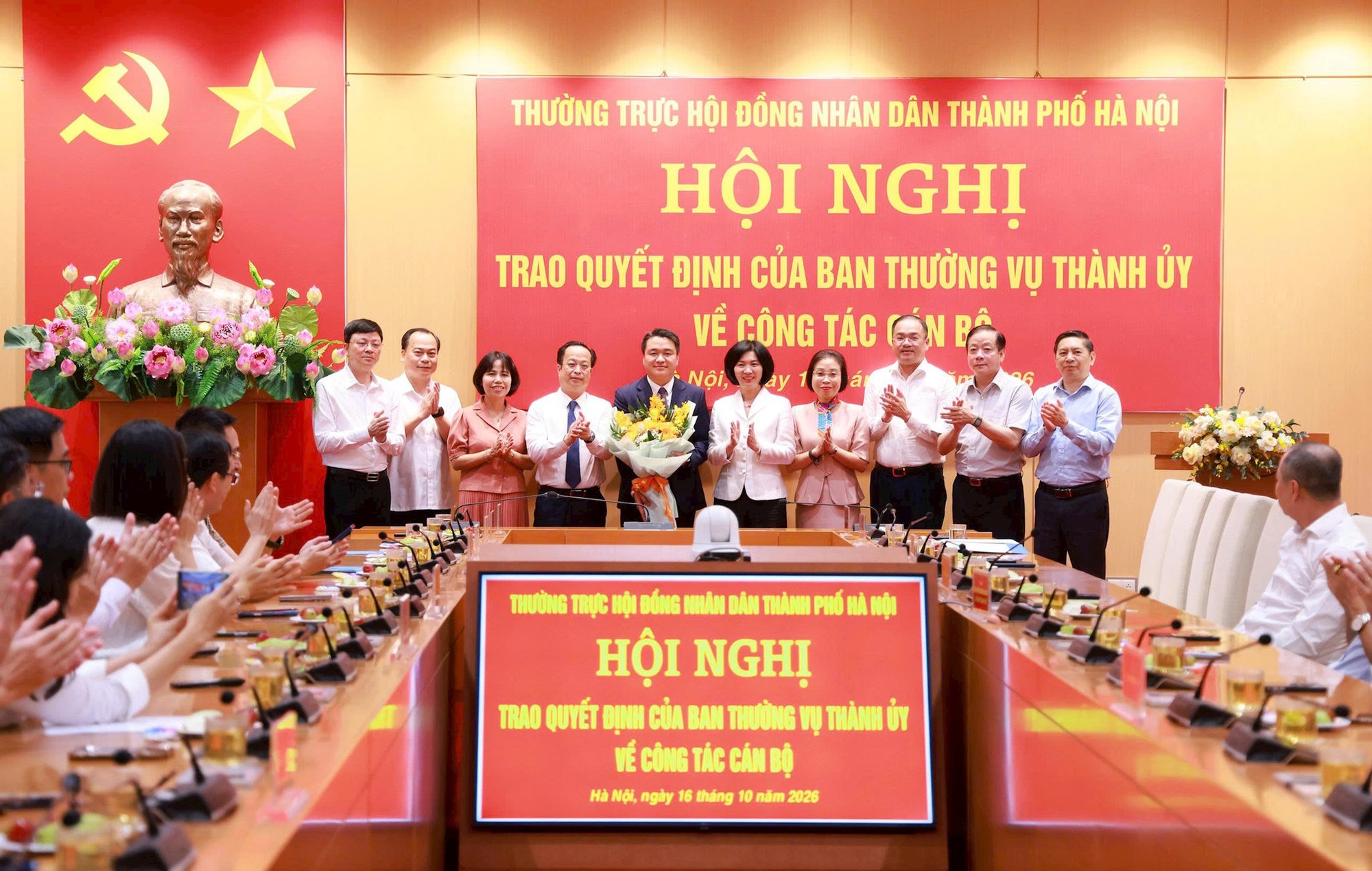 Thường trực HĐND Thành phố trao quyết định của Ban Thường vụ Thành ủy về công tác cán bộ- Ảnh 2.