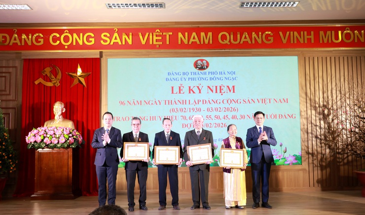 Hanoi vice chairman awards Party badges to veteran members in Dong Ngac Ward- Ảnh 3.