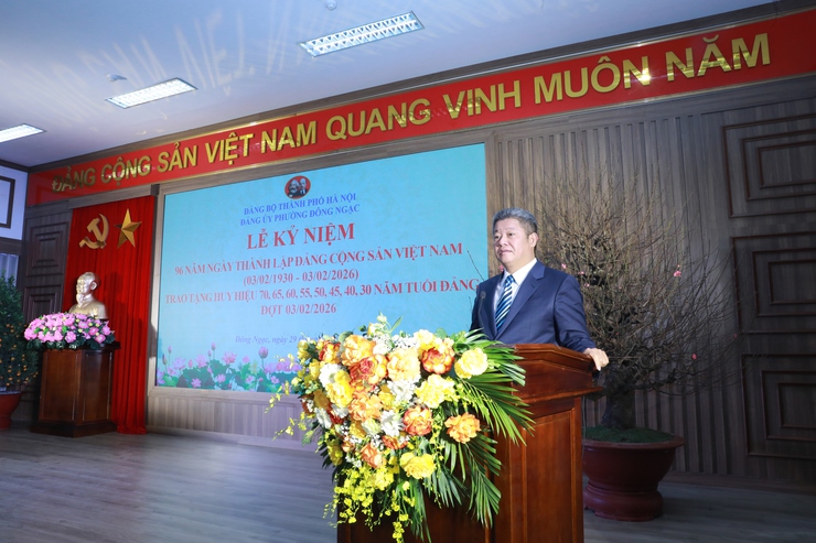 Hanoi vice chairman awards Party badges to veteran members in Dong Ngac Ward- Ảnh 2.