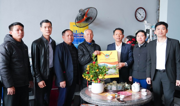Lãnh đạo xã Quốc Oai thăm, chúc Tết và tặng quà người có công, người cao tuổi nhân dịp Tết Bính Ngọ- Ảnh 3.