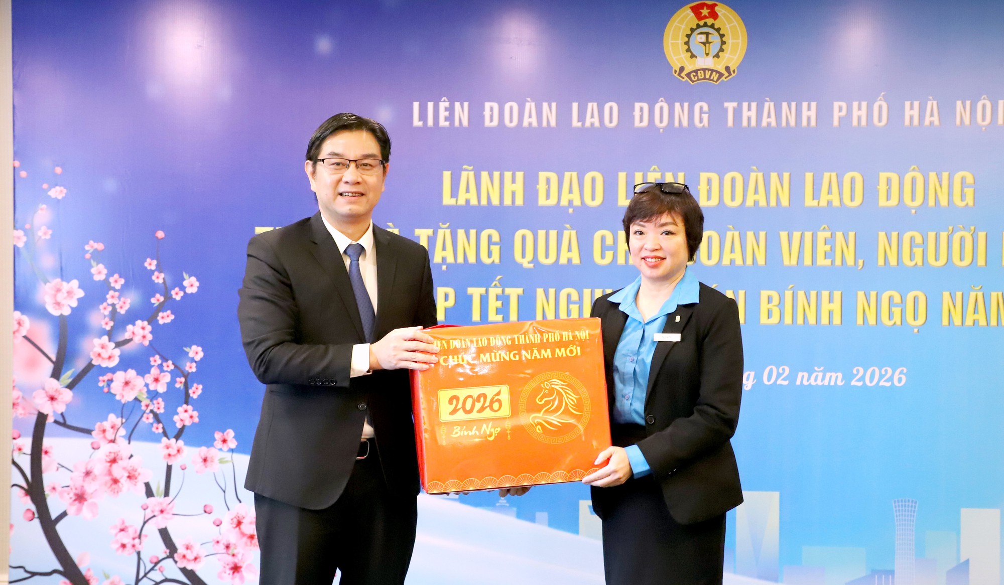 Lãnh đạo Liên đoàn Lao động Thành phố thăm, tặng quà Tết cho đoàn viên, người lao động tại phường Ba Đình- Ảnh 1.