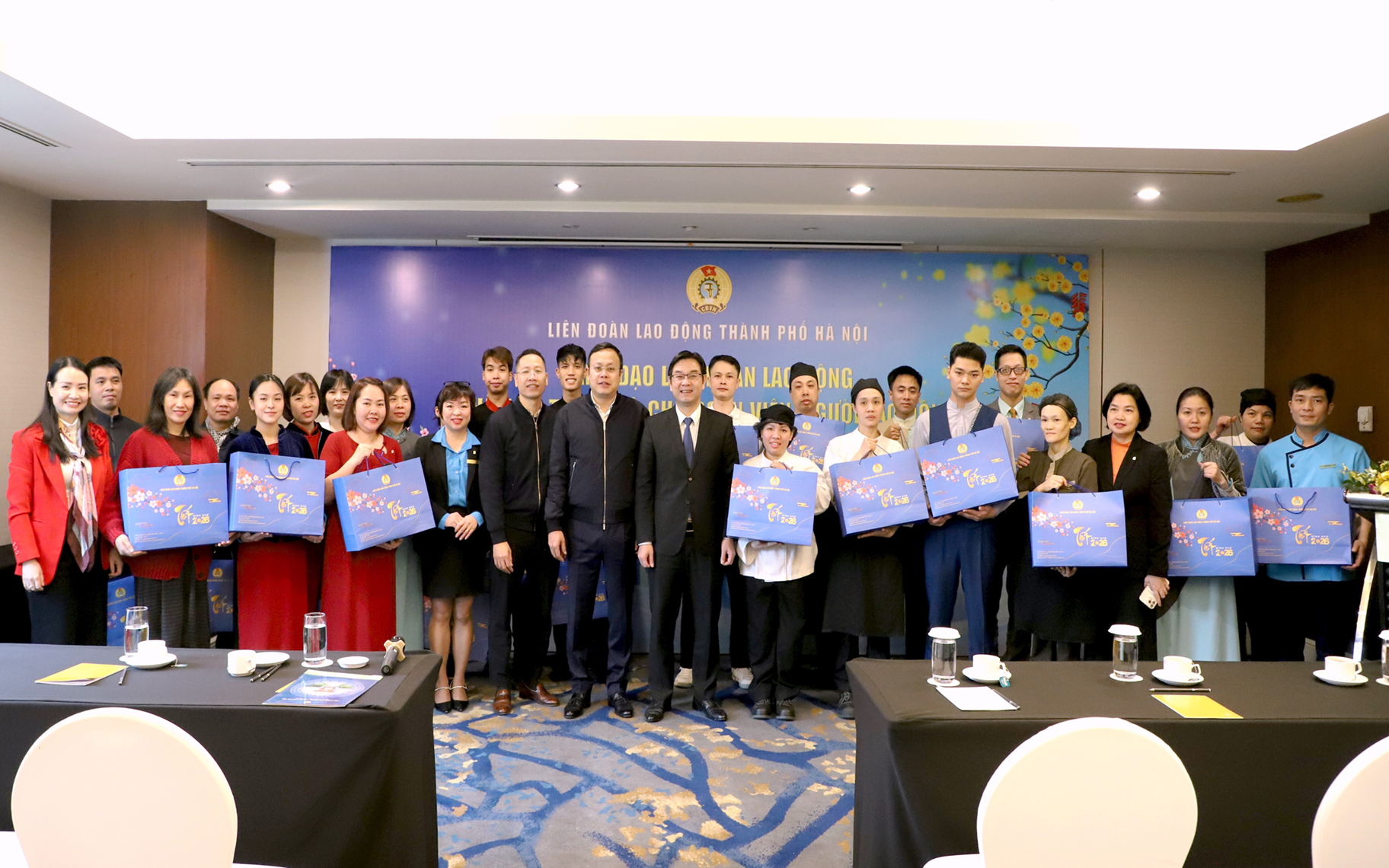 Các đồng chí lãnh đạo chụp ảnh lưu niệm cùng đoàn viên, người lao động.