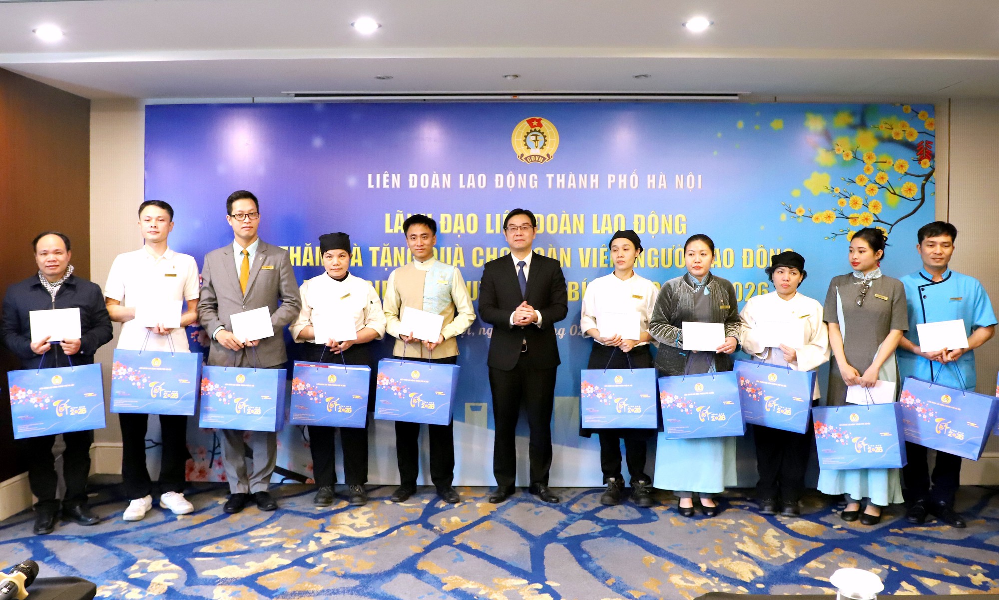 Lãnh đạo Liên đoàn Lao động Thành phố thăm, tặng quà Tết cho đoàn viên, người lao động tại phường Ba Đình- Ảnh 4.