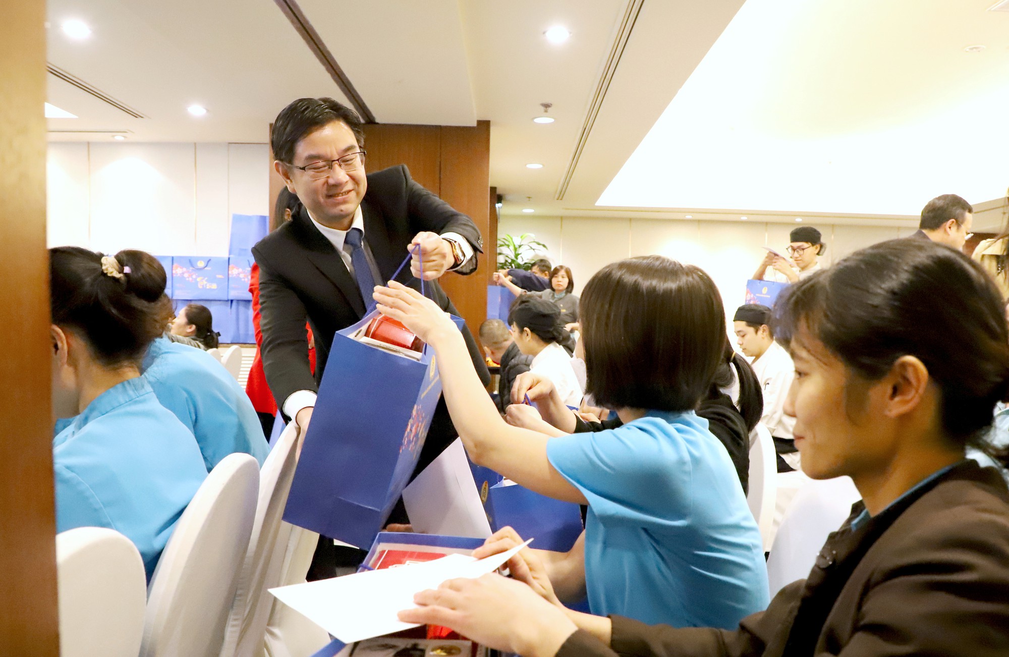 Lãnh đạo Liên đoàn Lao động Thành phố thăm, tặng quà Tết cho đoàn viên, người lao động tại phường Ba Đình- Ảnh 2.