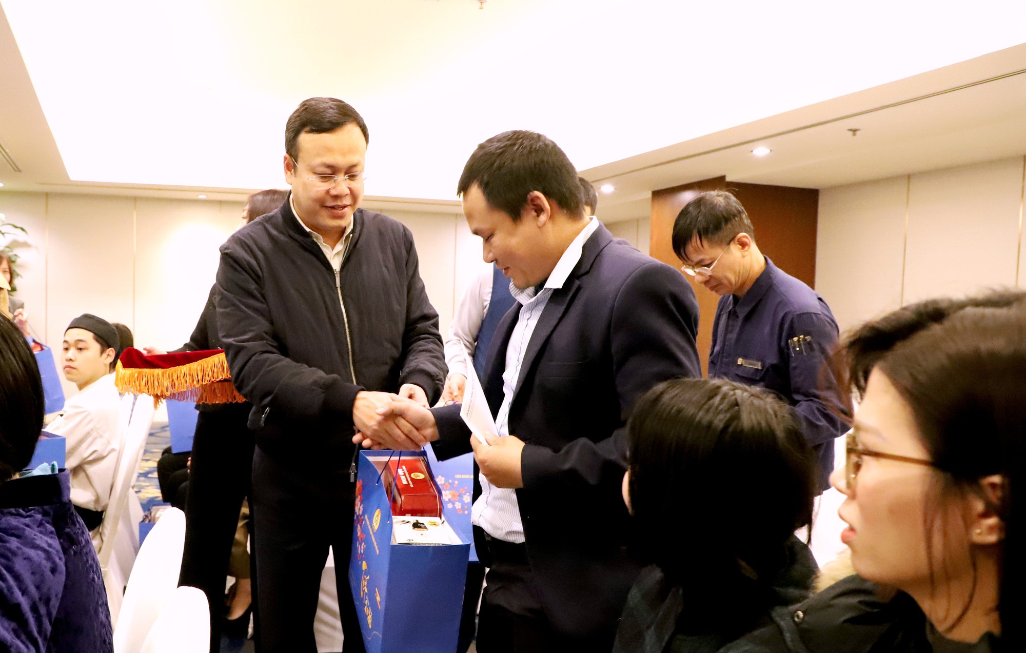 Lãnh đạo Liên đoàn Lao động Thành phố thăm, tặng quà Tết cho đoàn viên, người lao động tại phường Ba Đình- Ảnh 3.