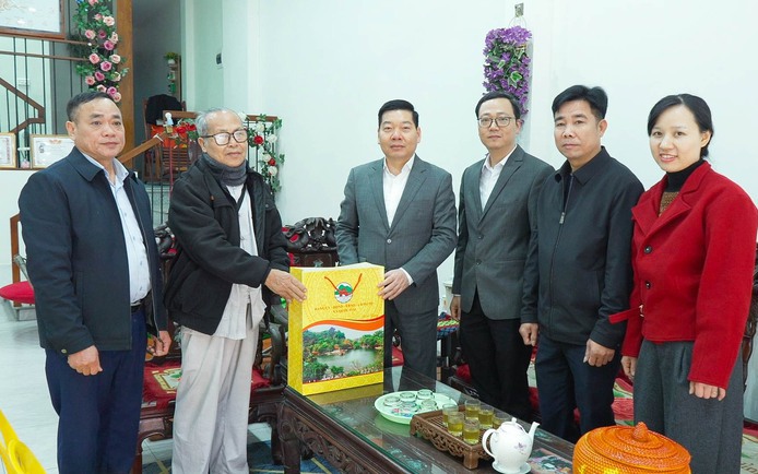 Đồng chí Nguyễn Trường Sơn- Bí thư Đảng ủy, Chủ tịch HĐND xã Quốc Oai thăm, chúc Tết và tặng quà người có công