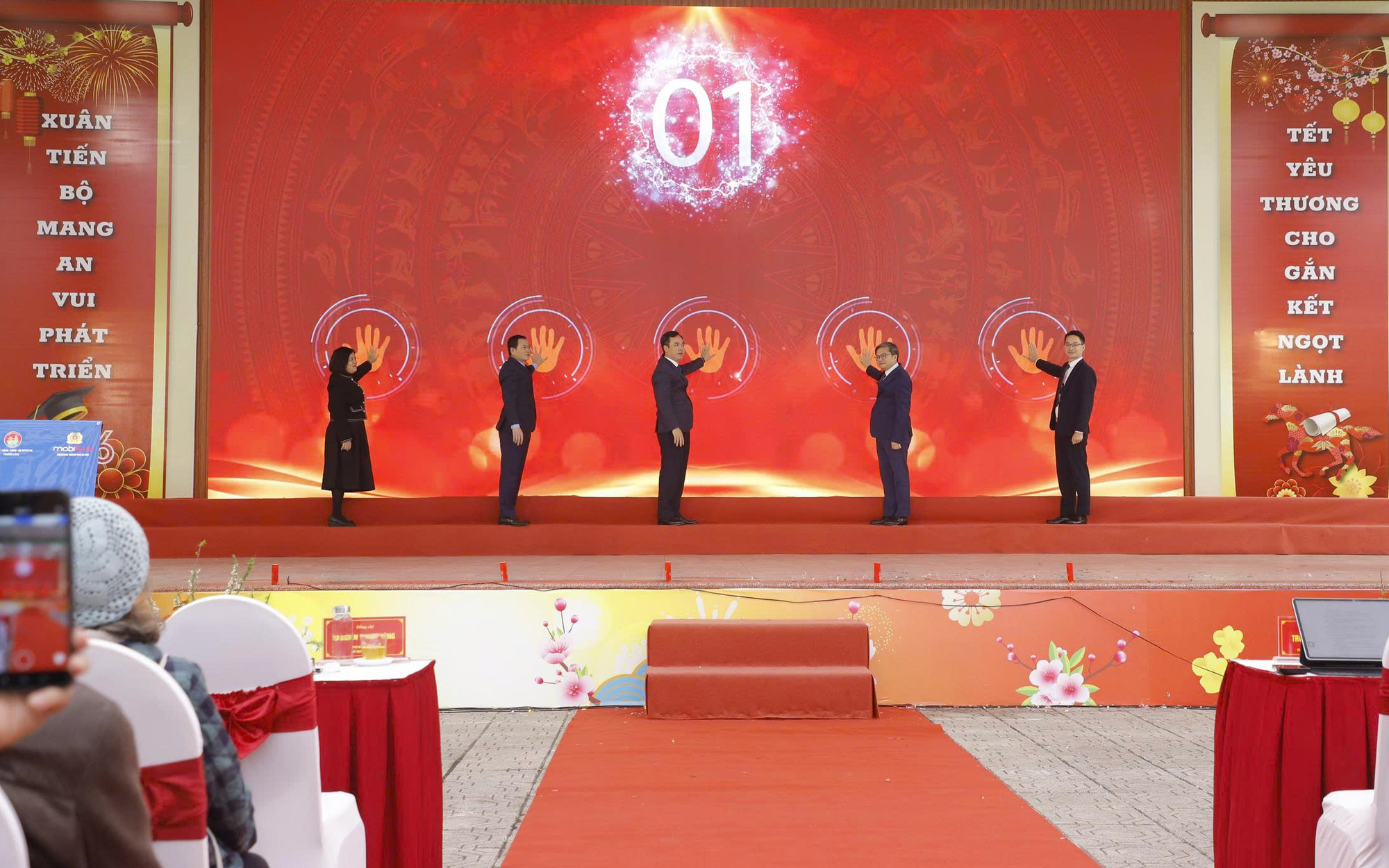 Phó Chủ tịch UBND Thành phố Trương Việt Dũng cùng các đại biểu bấm nút khai trương ứng dụng Zalo thông minh (AI) phục vụ công tác quản lý Nhà nước, thông tin, tuyên truyền, tiếp nhận và giải quyết phản ánh, kiến nghị của Nhân dân trên địa bàn phường Láng.