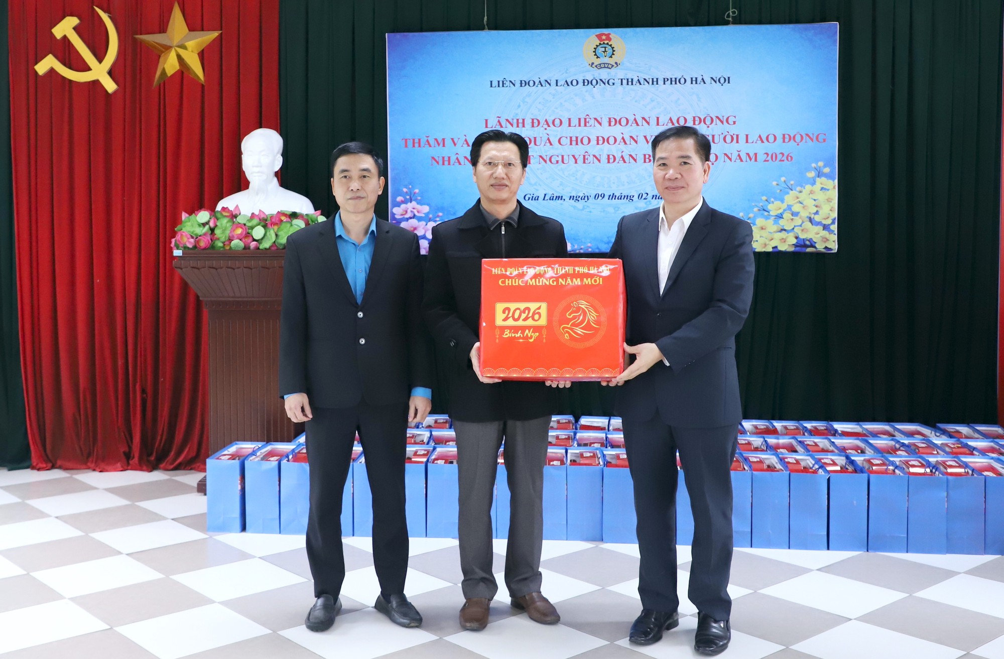 Lãnh đạo Liên đoàn Lao động Thành phố thăm, tặng quà Tết cho đoàn viên, người lao động xã Gia Lâm- Ảnh 1.