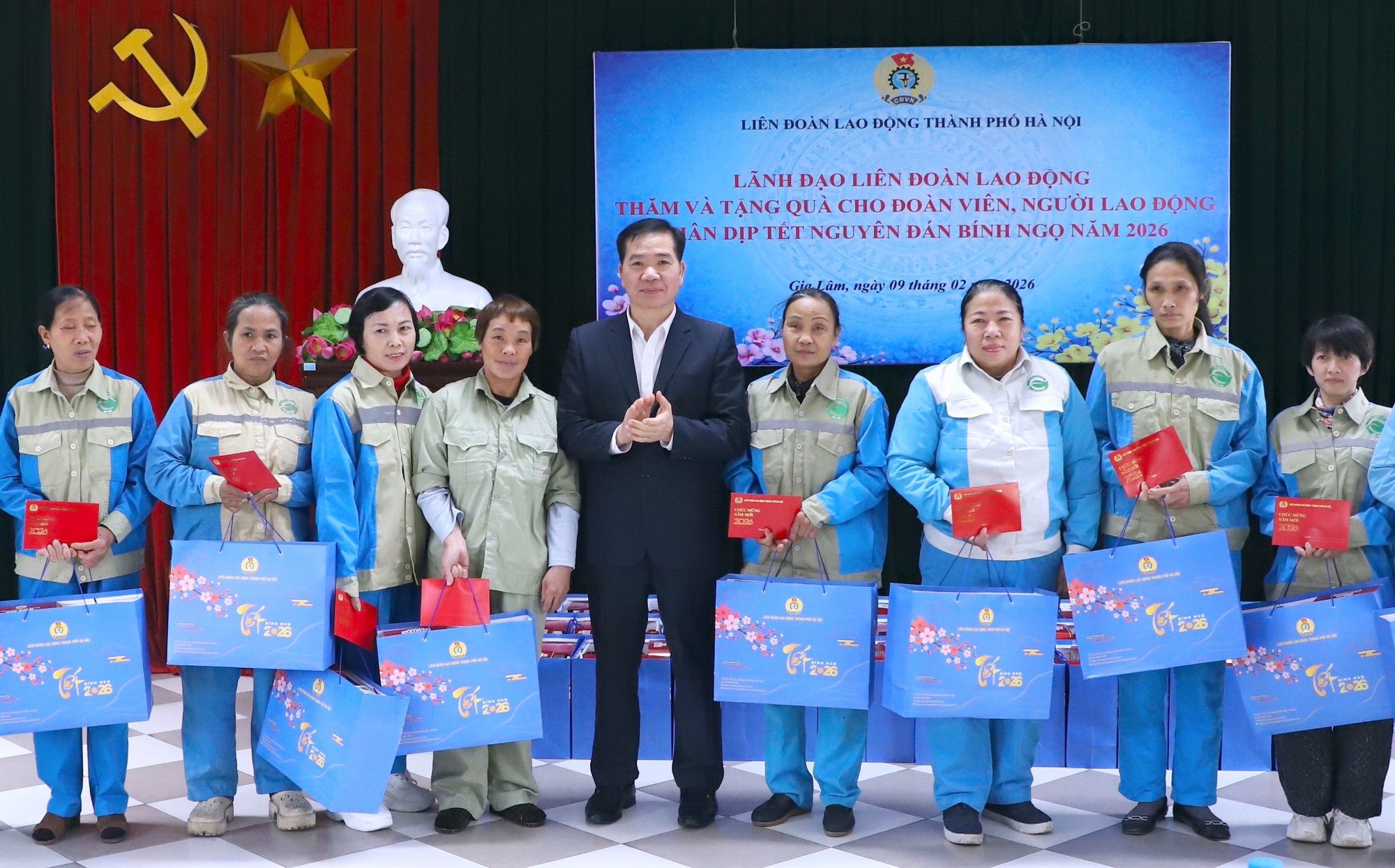 Lãnh đạo Liên đoàn Lao động Thành phố thăm, tặng quà Tết cho đoàn viên, người lao động xã Gia Lâm- Ảnh 2.