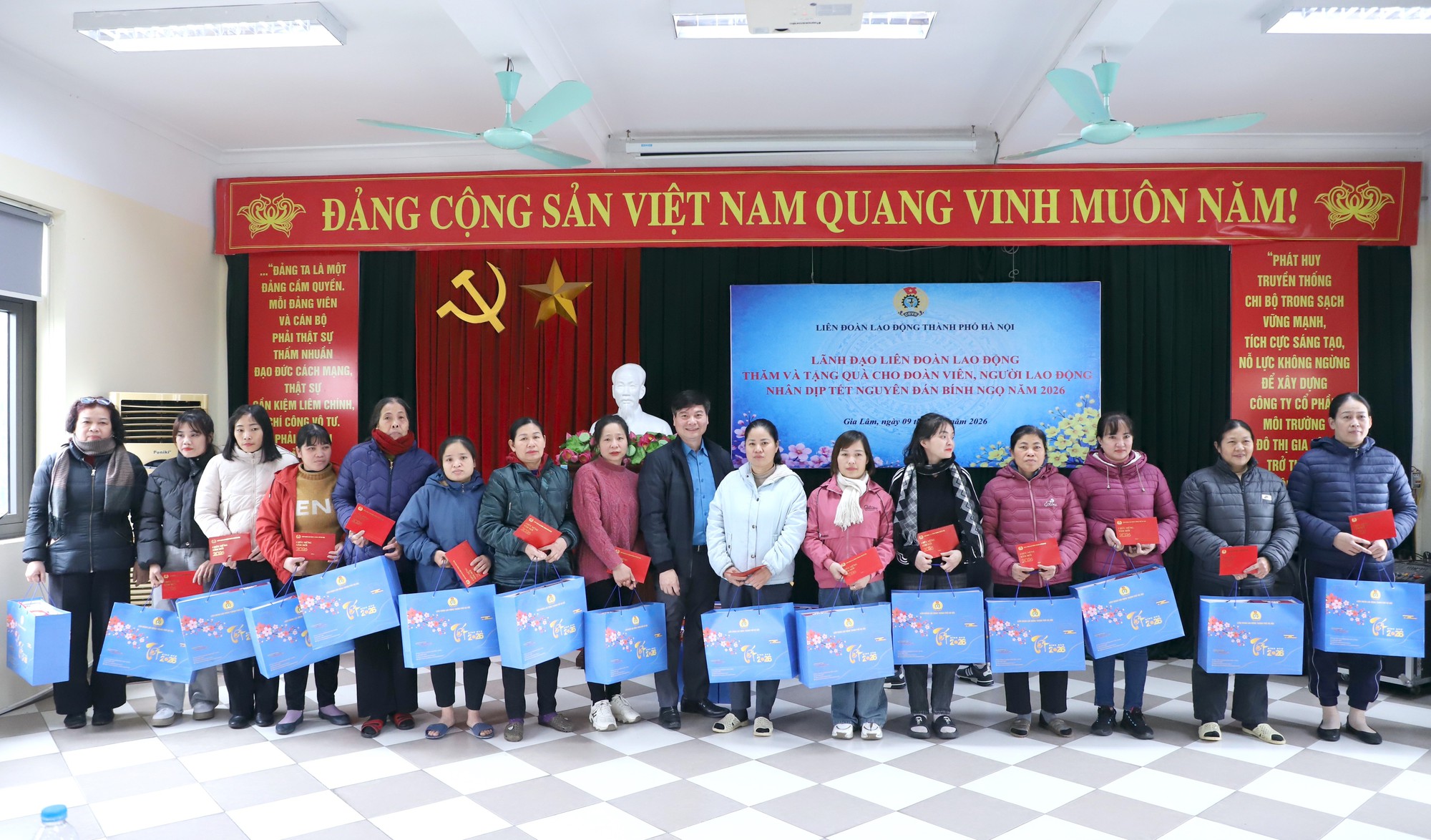 Lãnh đạo Liên đoàn Lao động Thành phố thăm, tặng quà Tết cho đoàn viên, người lao động xã Gia Lâm- Ảnh 3.