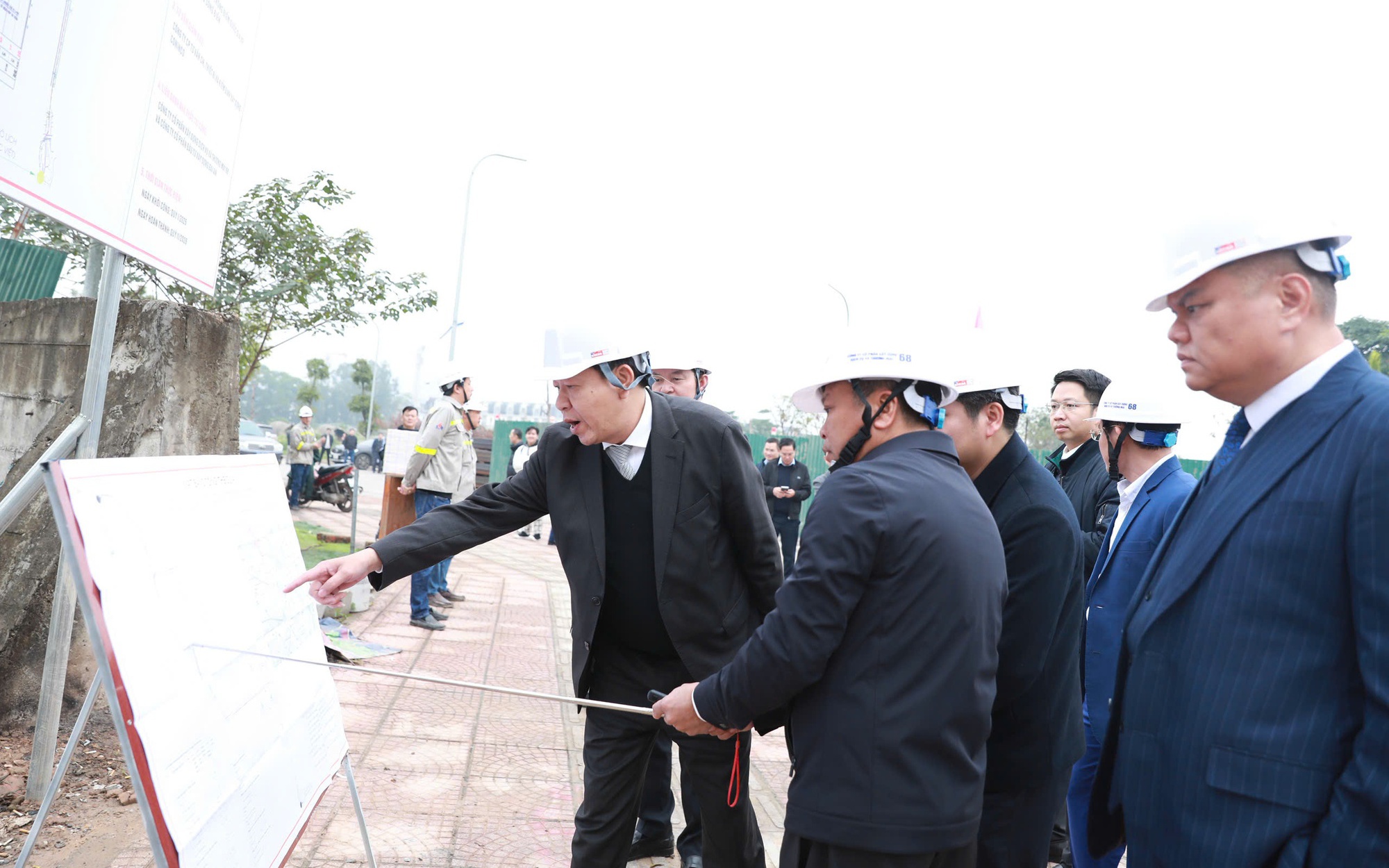 Phó Chủ tịch Thường trực UBND Thành phố Dương Đức Tuấn kiểm tra Dự án cải tạo tuyến kênh Thụy Phương 