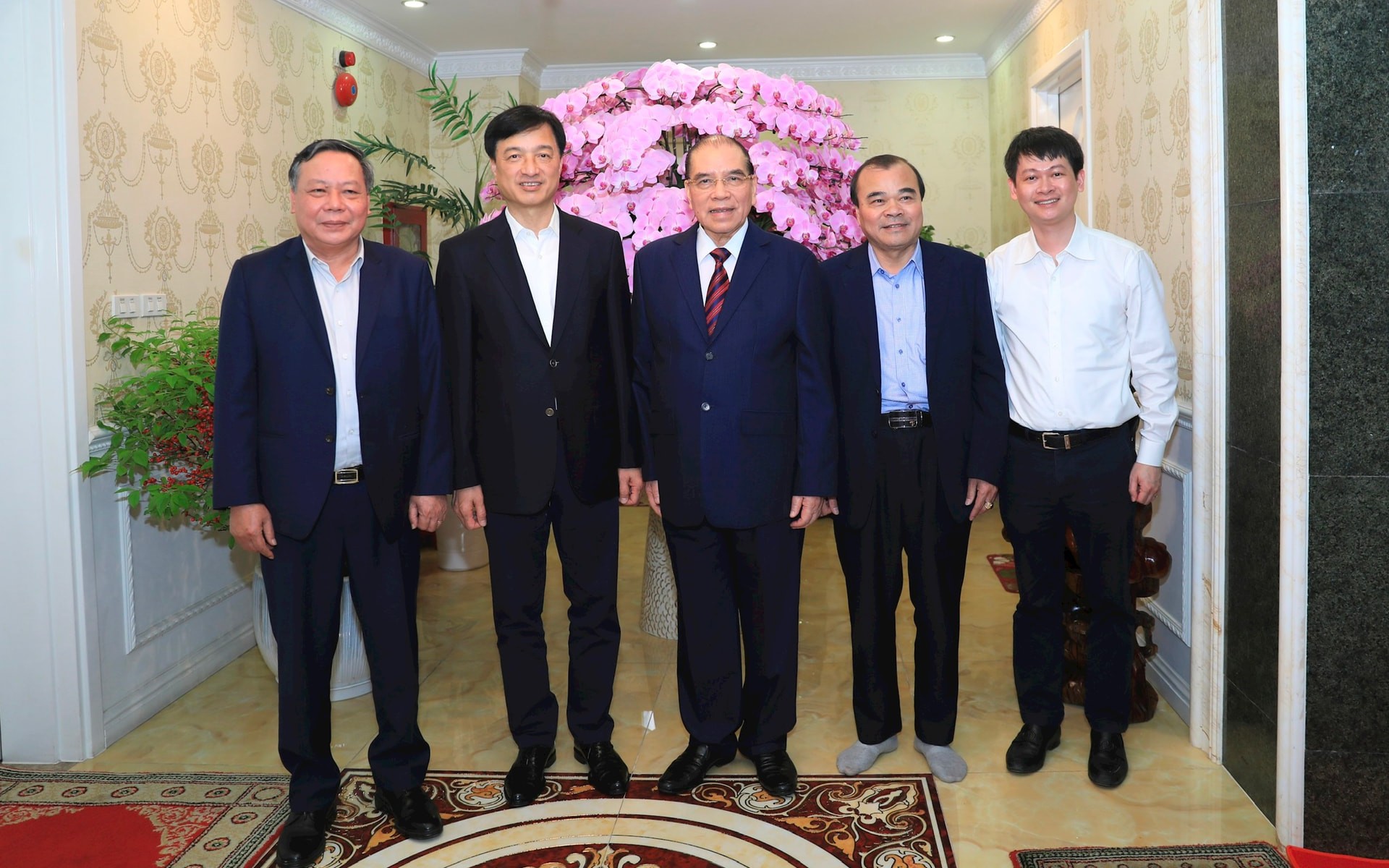 Bí thư Thành ủy Nguyễn Duy Ngọc và Phó Bí thư Thường trực Thành ủy Nguyễn Văn Phong thăm, chúc Tết nguyên Tổng Bí thư Nông Đức Mạnh. Ảnh Quang Thái