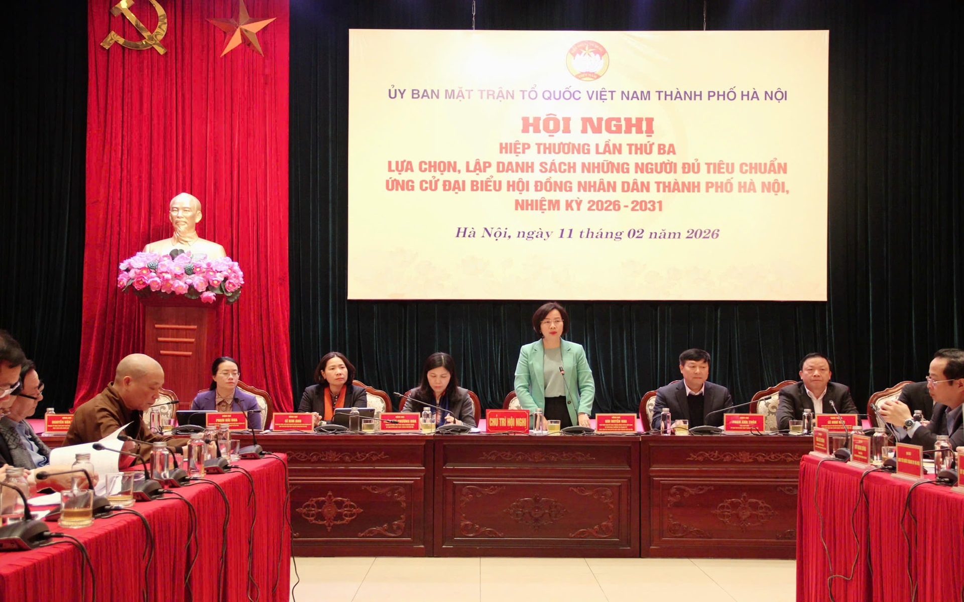 Chủ tịch Ủy ban MTTQ Việt Nam thành phố Hà Nội Bùi Huyền Mai cùng các Phó Chủ tịch Ủy ban MTTQ Việt Nam Thành phố chủ trì Hội nghị.