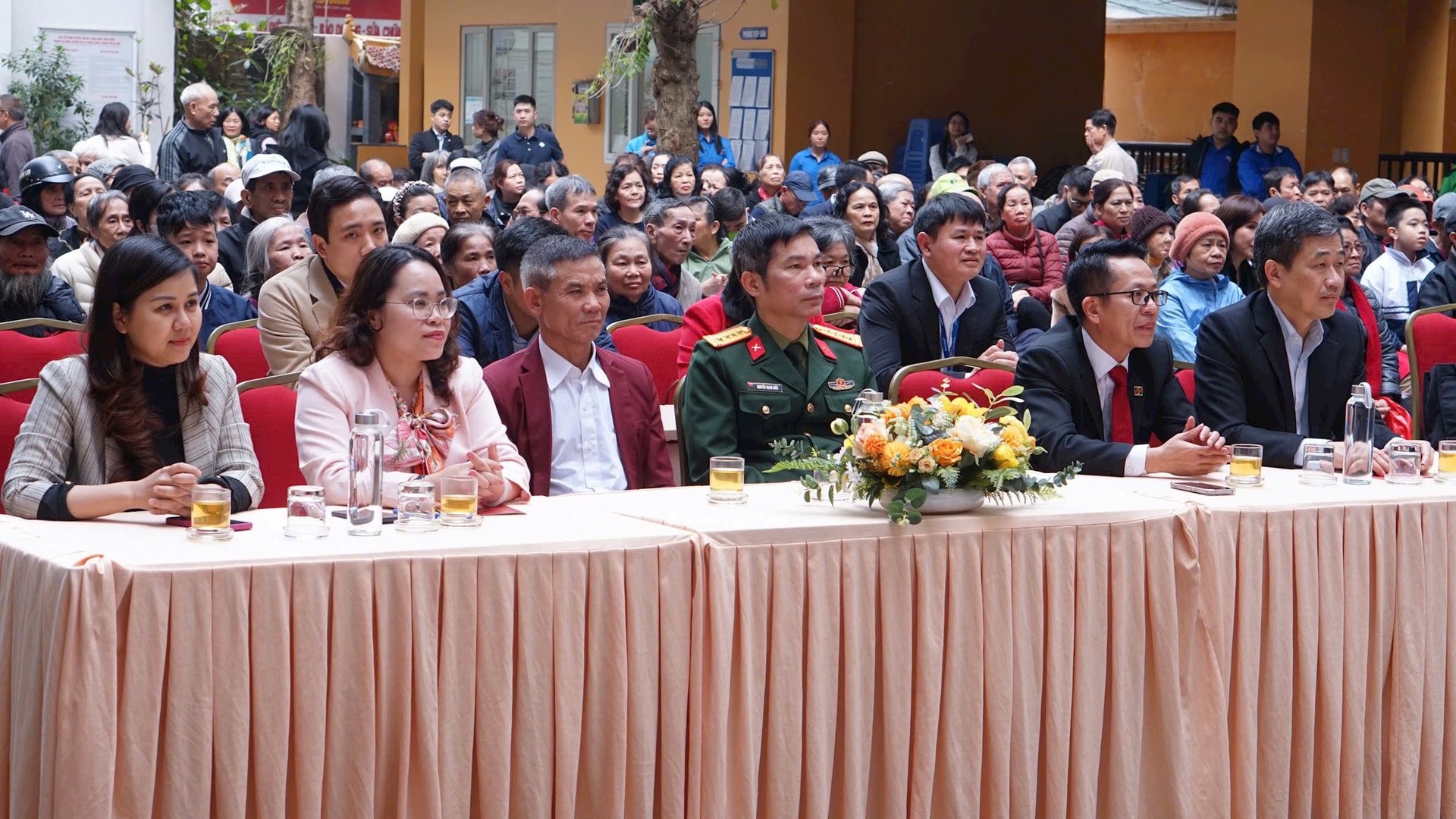 Phường Cửa Nam tặng quà người có công, người cao tuổi, các gia đình có hoàn cảnh khó khăn- Ảnh 1.