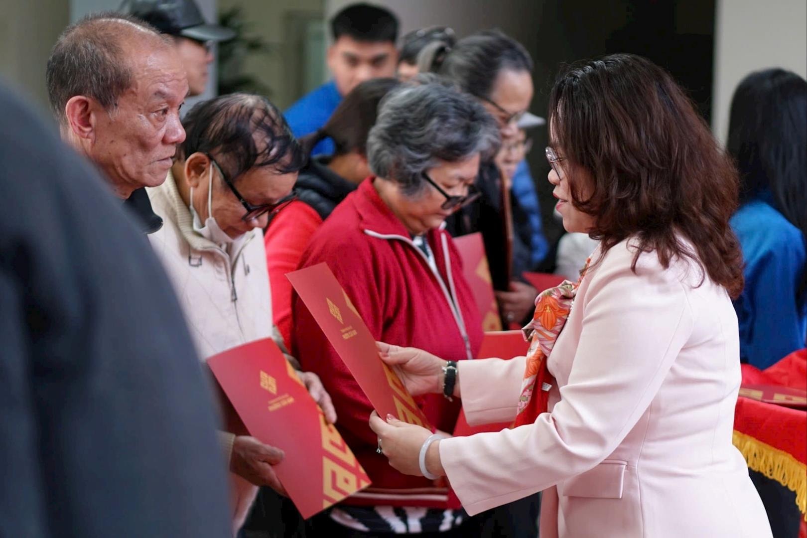 Phường Cửa Nam tặng quà người có công, người cao tuổi, các gia đình có hoàn cảnh khó khăn- Ảnh 2.