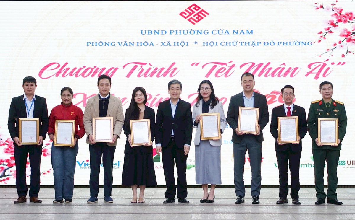 Phường Cửa Nam tặng quà người có công, người cao tuổi, các gia đình có hoàn cảnh khó khăn- Ảnh 3.