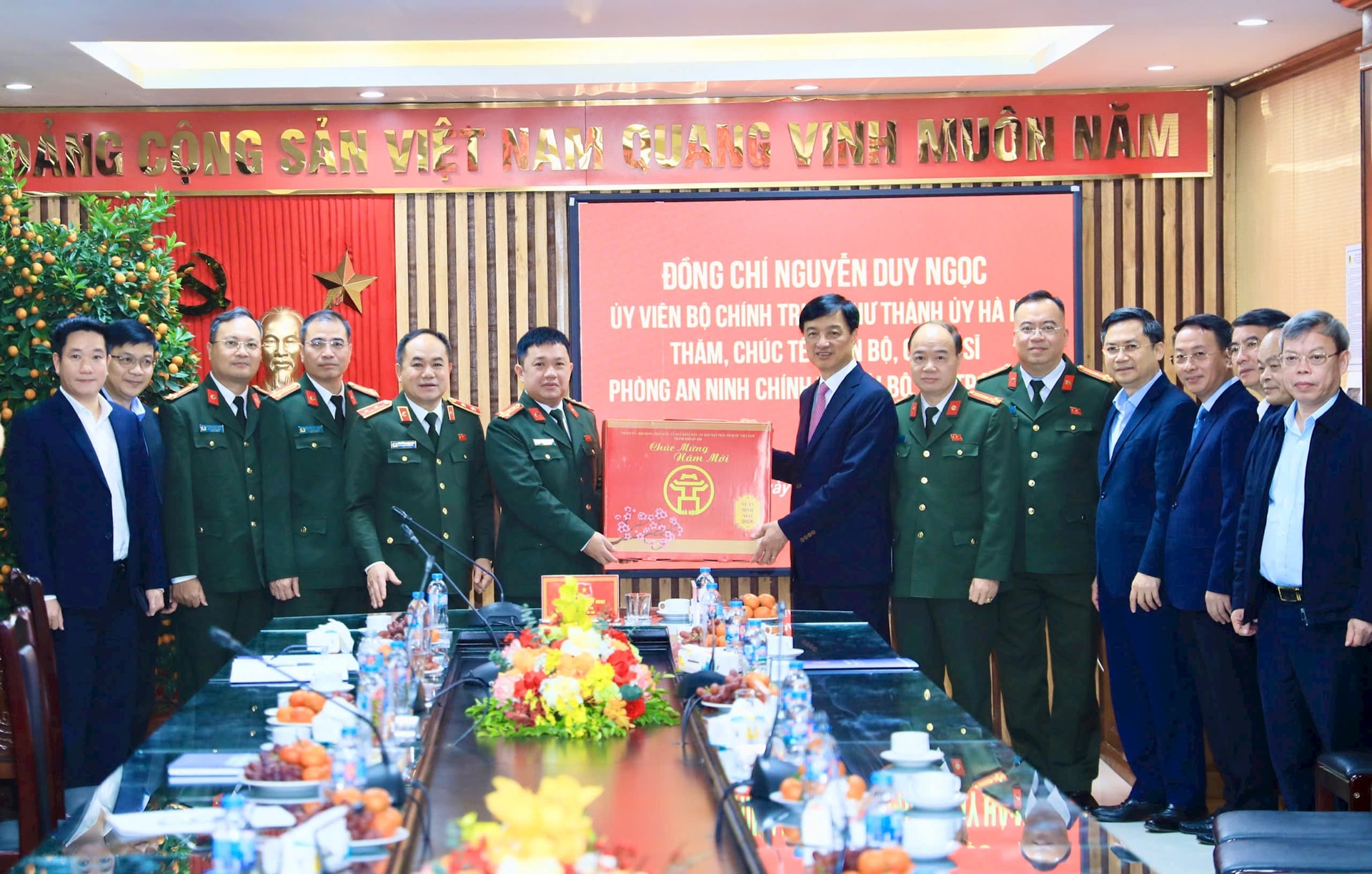 Bí thư Thành ủy Nguyễn Duy Ngọc thăm, chúc Tết Giáo hội Phật giáo Việt Nam và các đơn vị quân đội, công an- Ảnh 4.