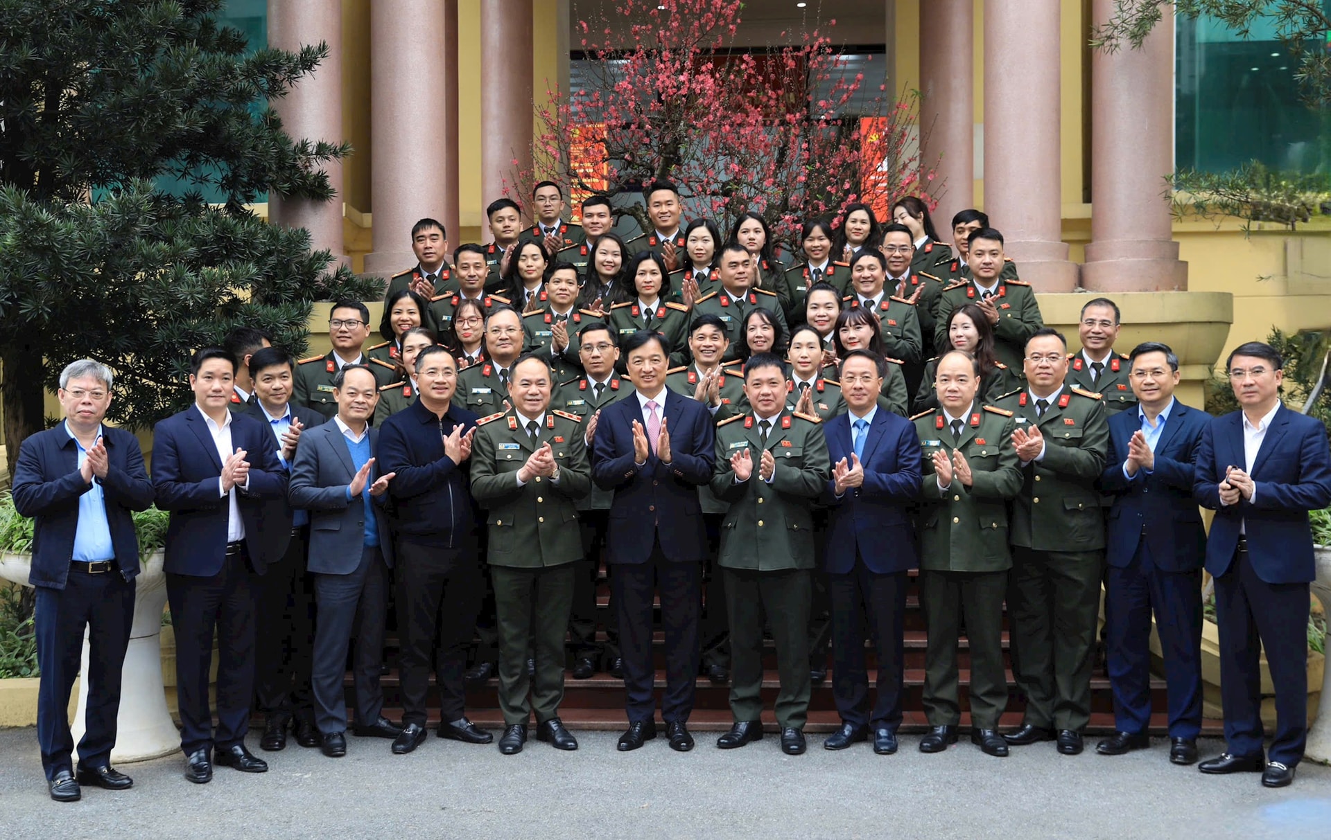 Bí thư Thành ủy Nguyễn Duy Ngọc thăm, chúc Tết Giáo hội Phật giáo Việt Nam và các đơn vị quân đội, công an- Ảnh 5.