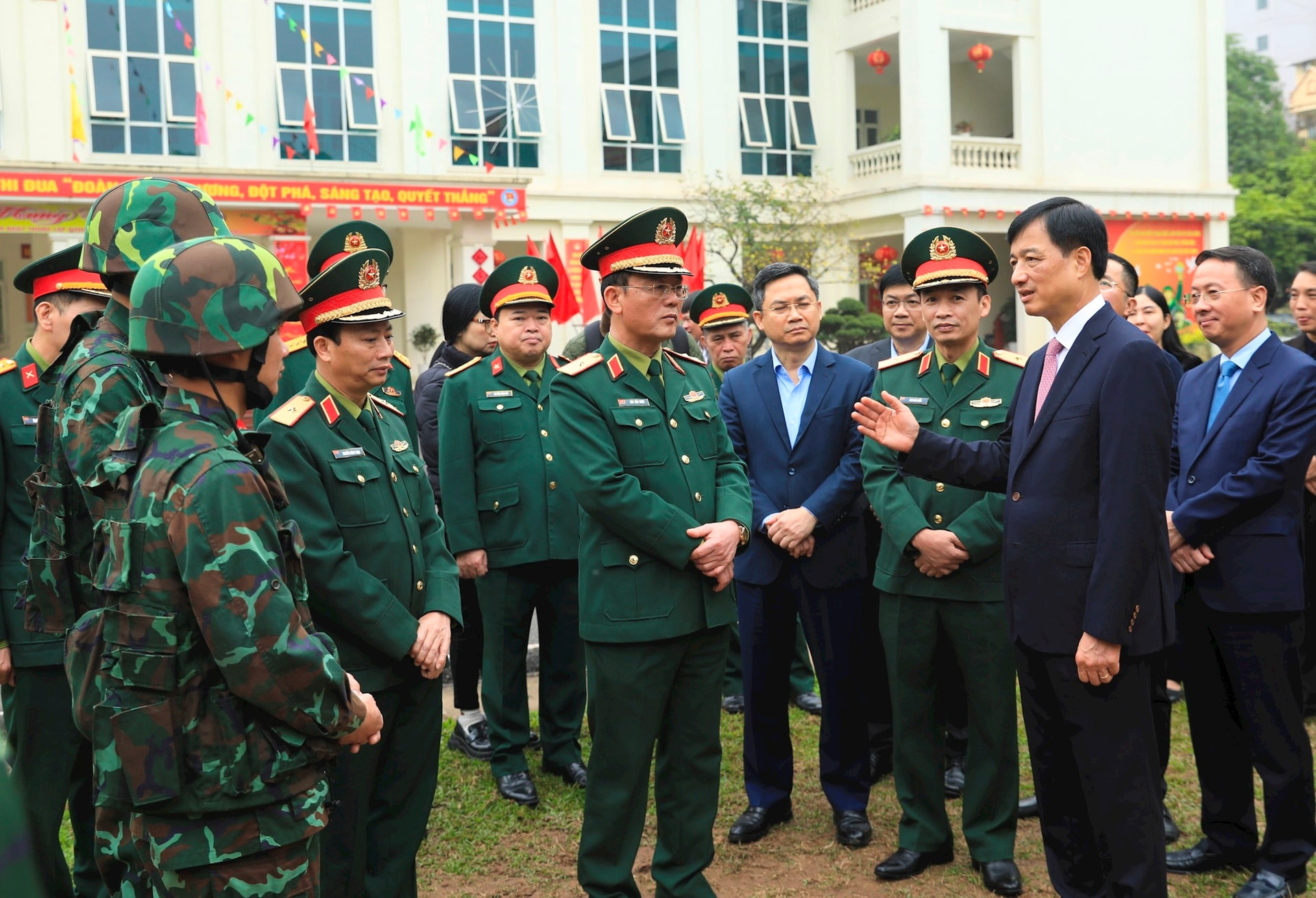 Bí thư Thành ủy Nguyễn Duy Ngọc thăm, chúc Tết Giáo hội Phật giáo Việt Nam và các đơn vị quân đội, công an- Ảnh 2.